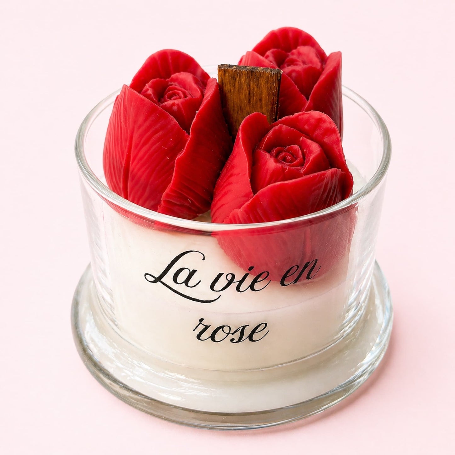 vela de soja aroma rosa con flores de cera en vaso de cristal fondo rosa claro ideal regalo romántico La vie en rose