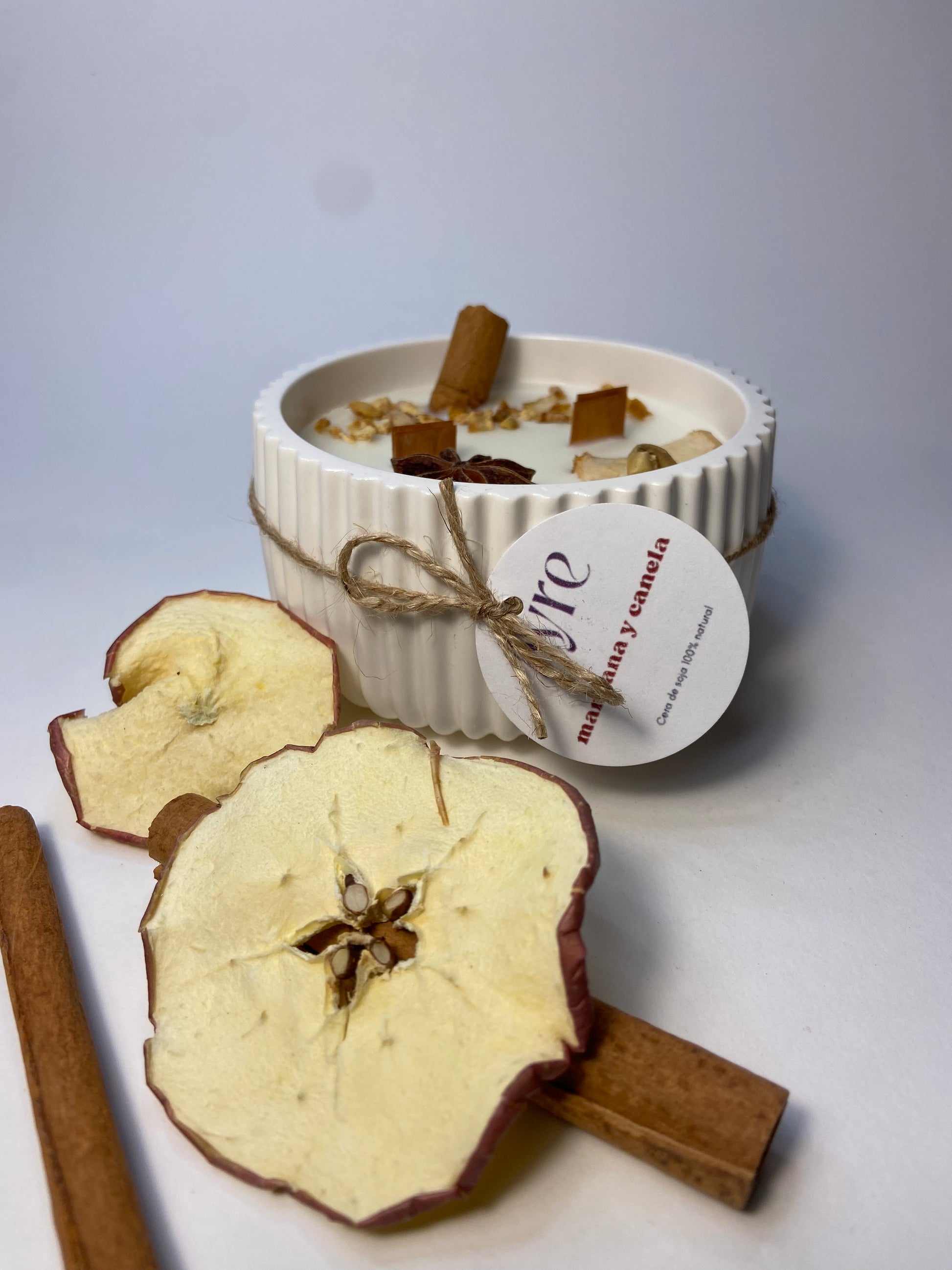 Vela de soja aroma manzana y canela en envase artesanal