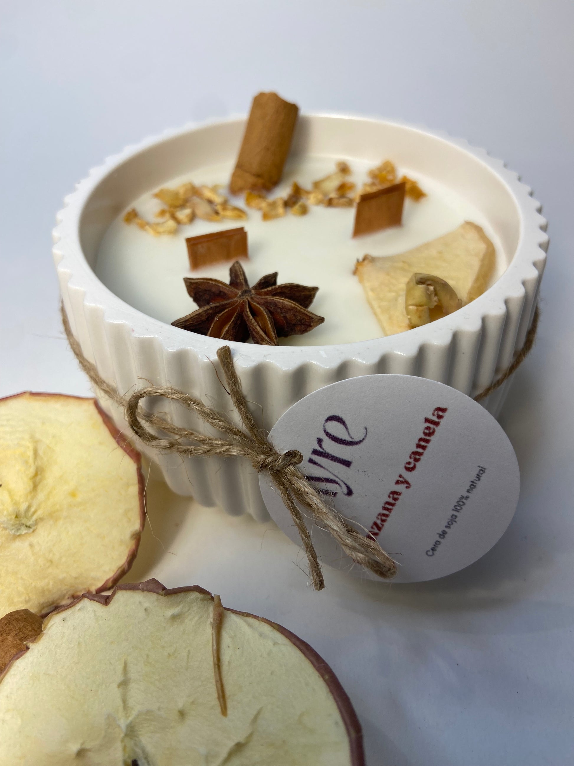 Vela de soja aroma manzana y canela en envase artesanal