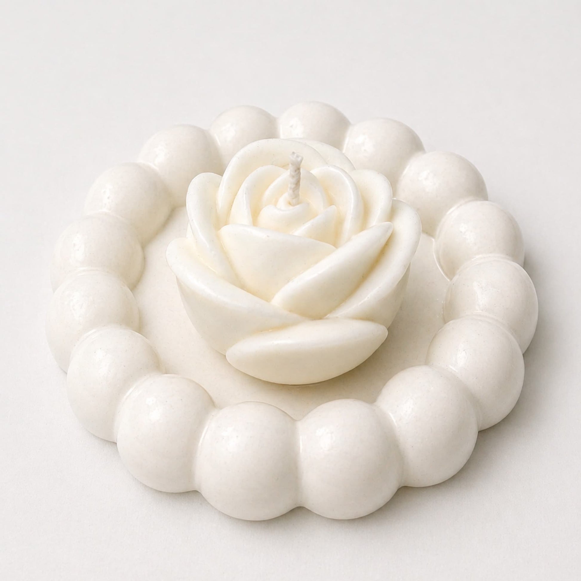 Bandeja de resina ecologica Ana con vela decorativa en forma de rosa Ayre