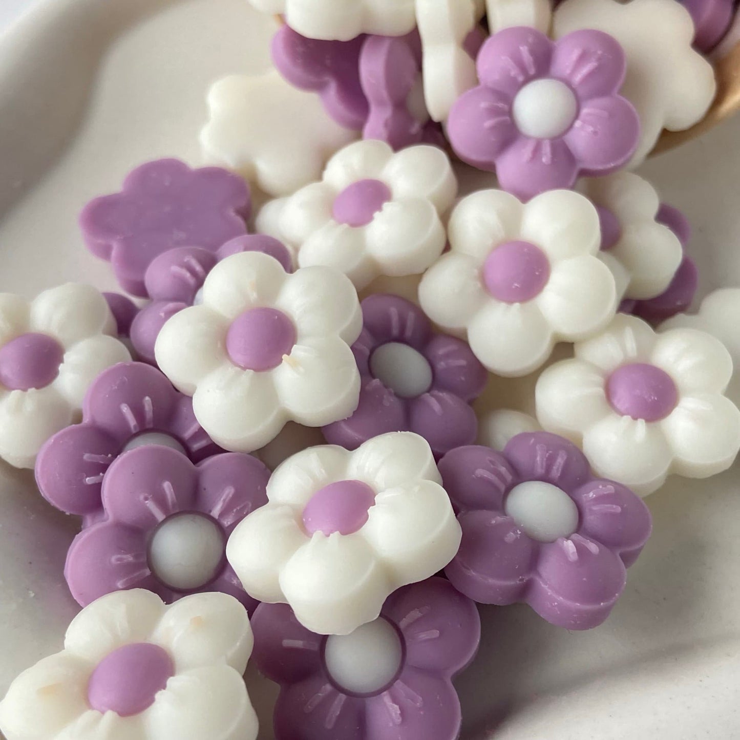Detalle de wax melts de soja aroma bouquet floral para quemador de ceras