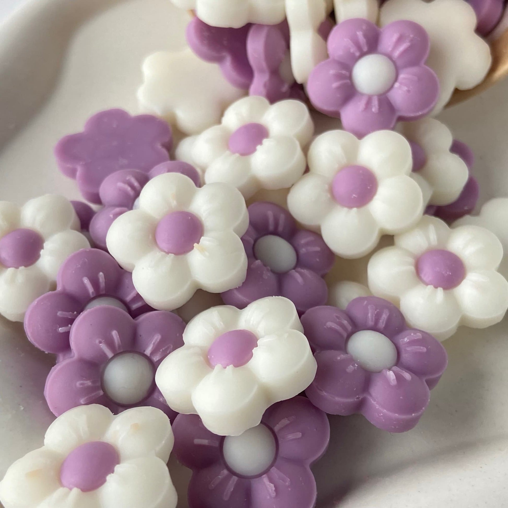 Detalle de wax melts de soja aroma bouquet floral para quemador de ceras