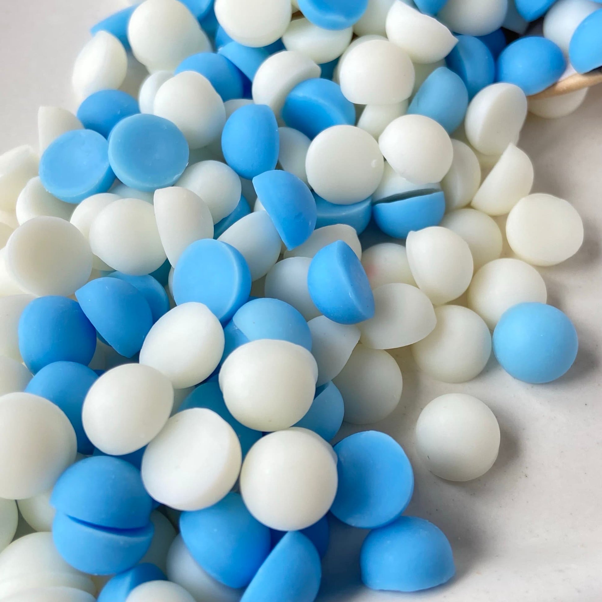 Detalle de wax melts de soja aroma Cantábrico para quemador de ceras aromáticas