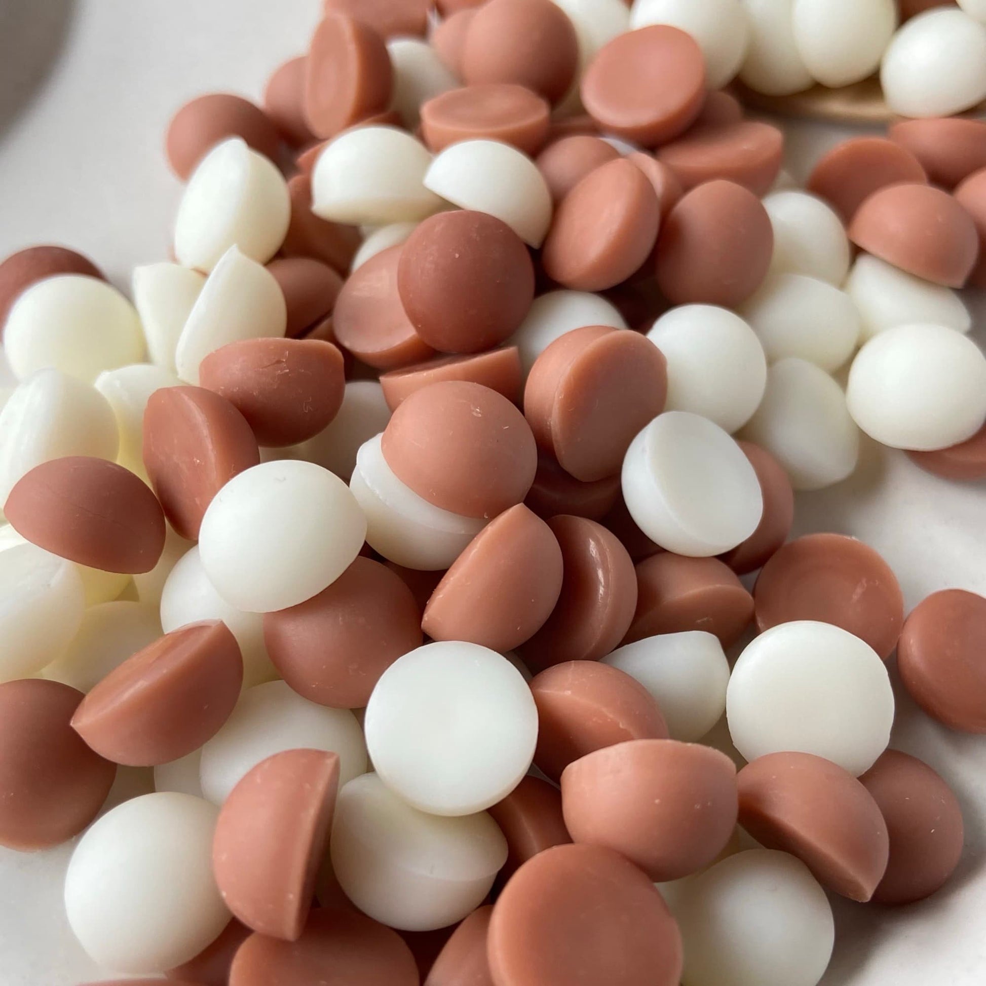 Detalle de wax melts de soja aroma Coconut Bay para quemador de ceras aromáticas