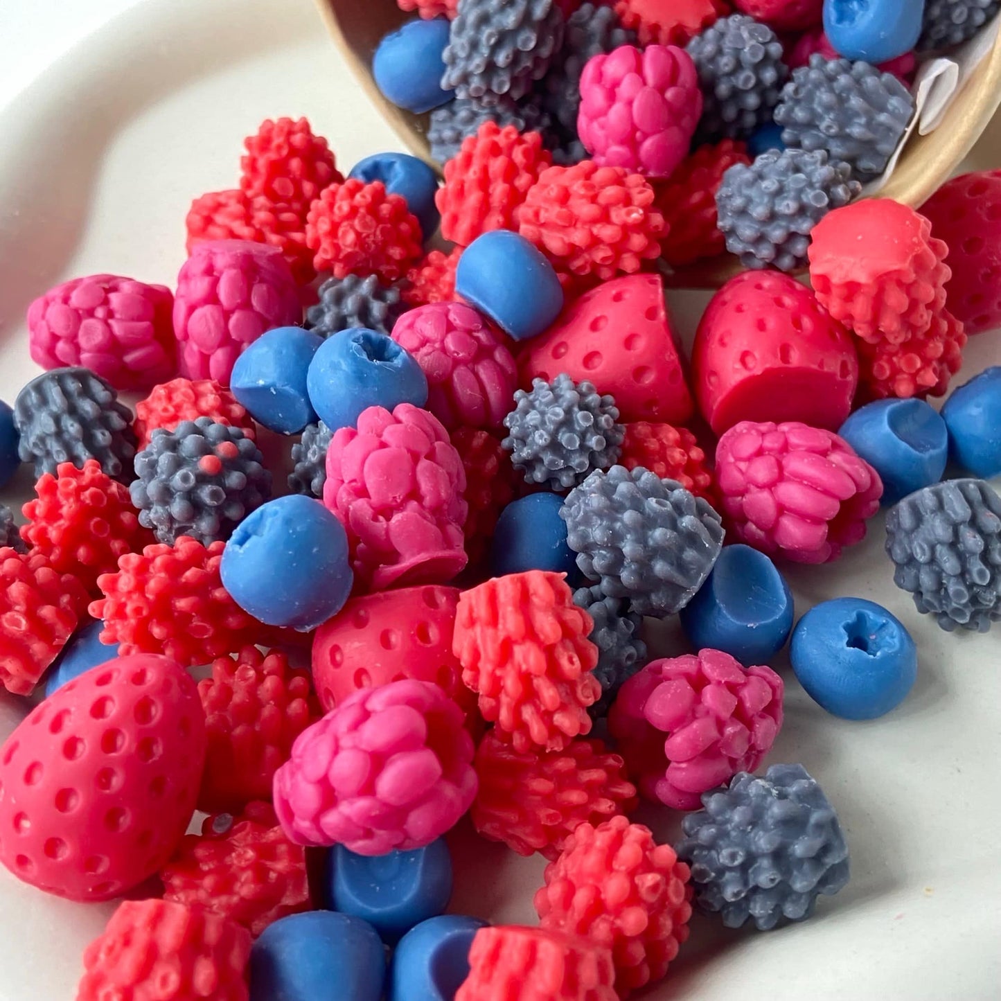 Detalle de wax melts de soja aroma Frutos Rojos para quemador de ceras aromáticas