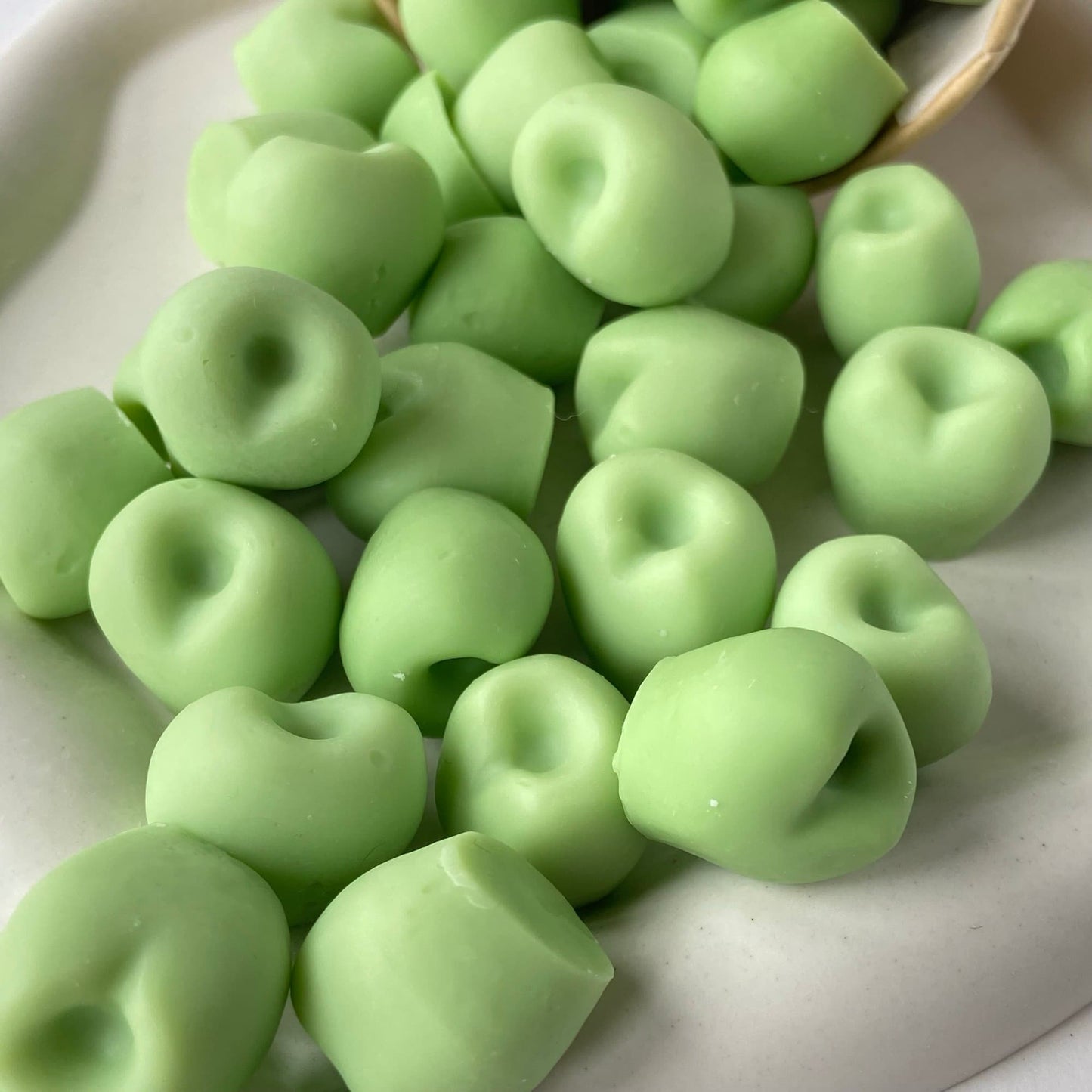 Detalle de wax melts de soja aroma Manzana Verde para quemador de ceras aromáticas