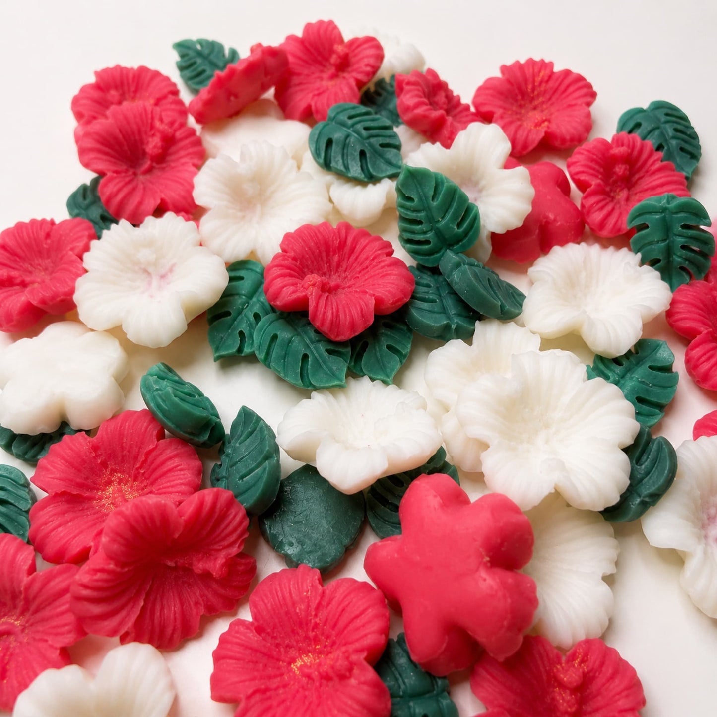 Detalle de wax melts Hibisco de Ayre con flores y hojas de cera perfumada