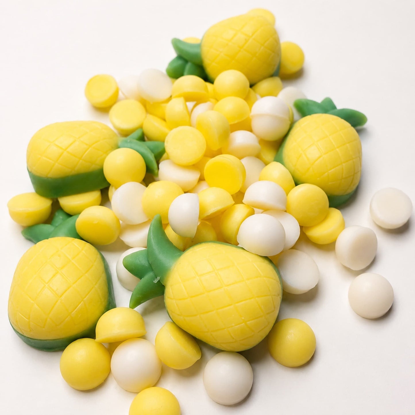 Detalle de wax melts Piña Colada de Ayre con formas de piña y aroma tropical