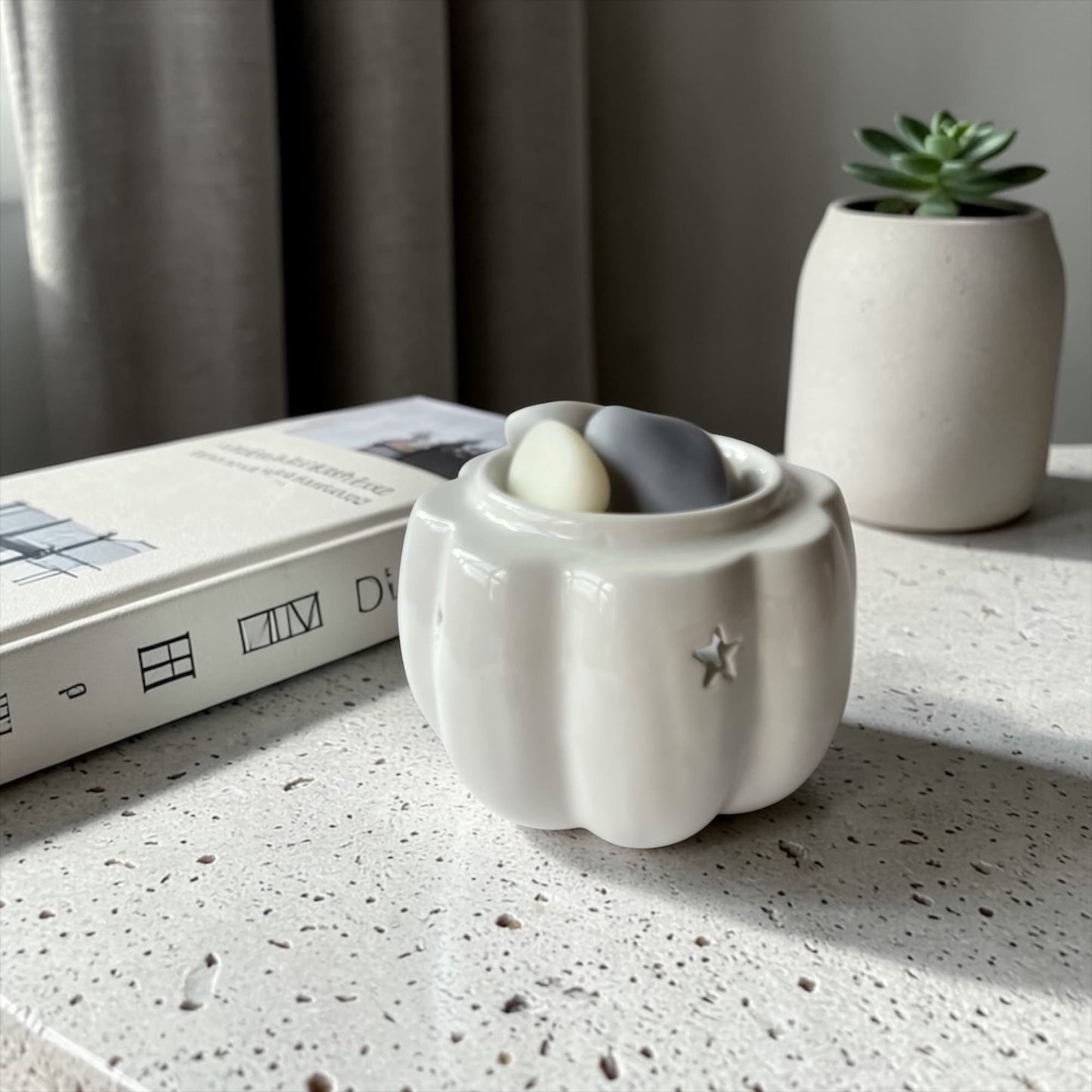 Quemador de cera calabaza decorando un espacio del hogar