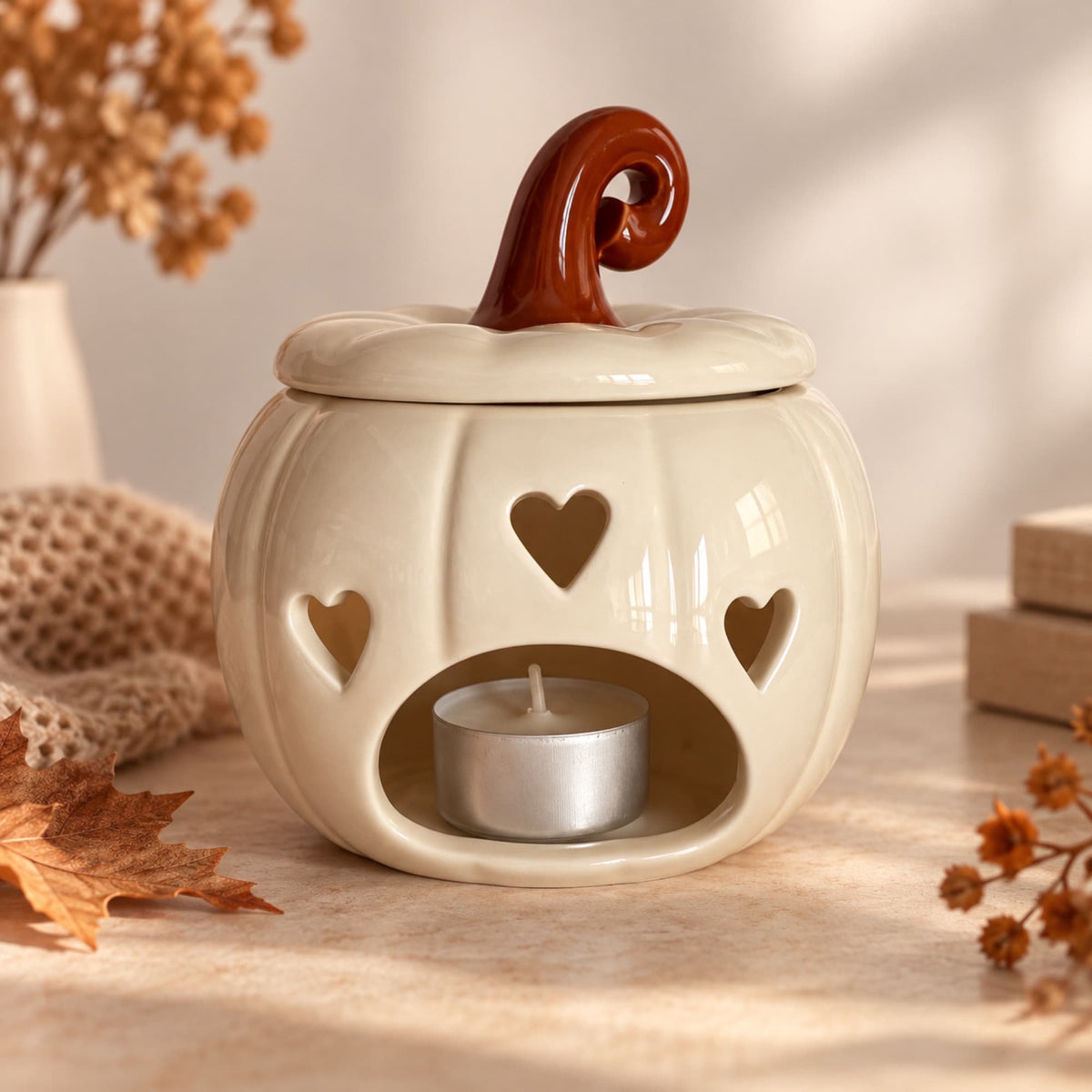Quemador de cera de cerámica crema con forma de calabaza, corazones y espacio para vela de té