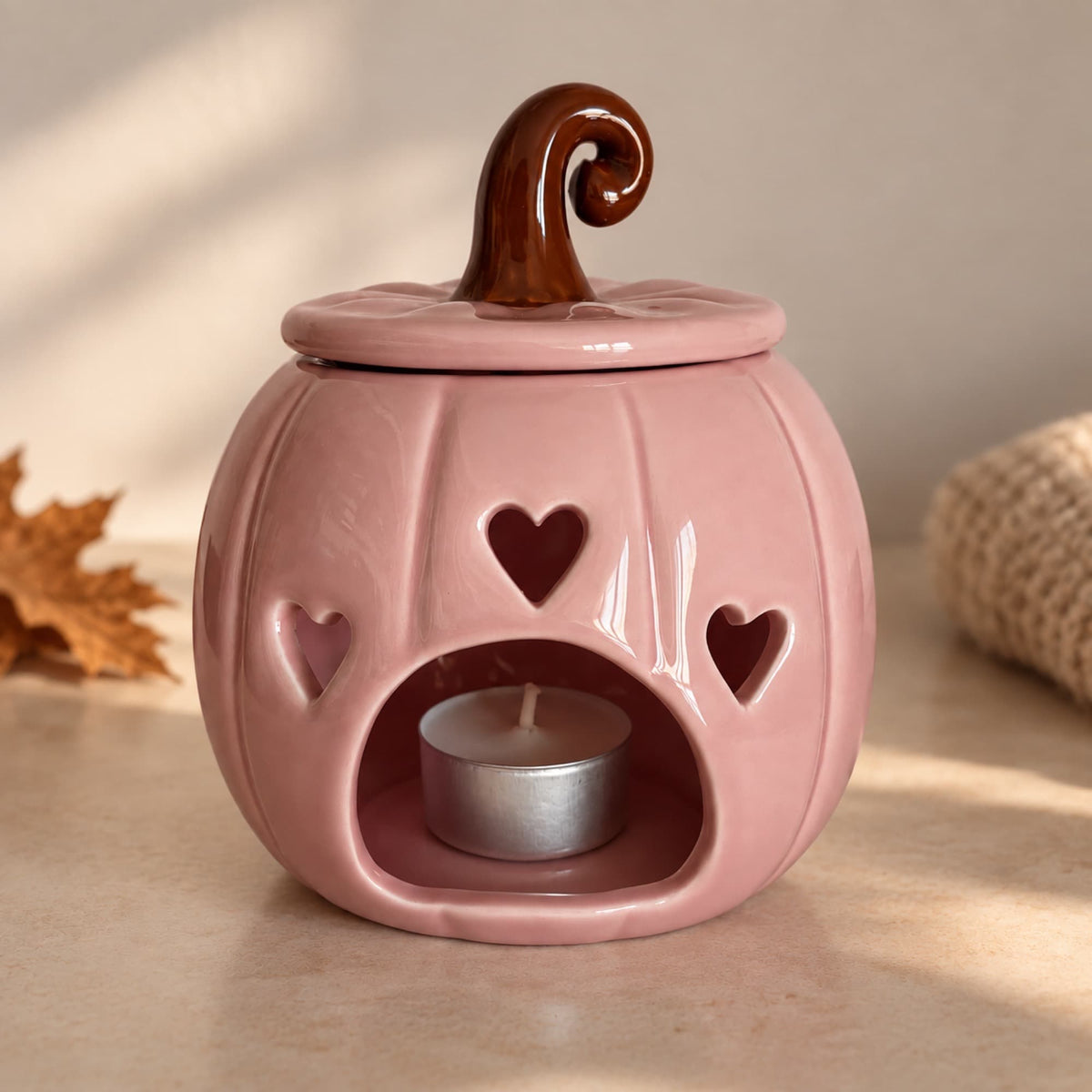 Quemador de cera de cerámica rosa con forma de calabaza, corazones y espacio para vela de té