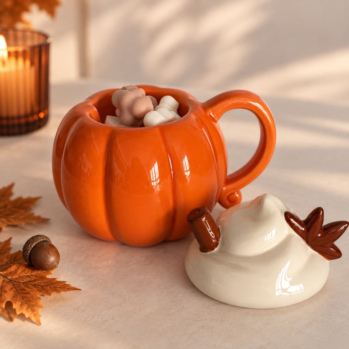 Quemador de cera con forma de taza calabaza naranja abierto con wax melts en su interior
