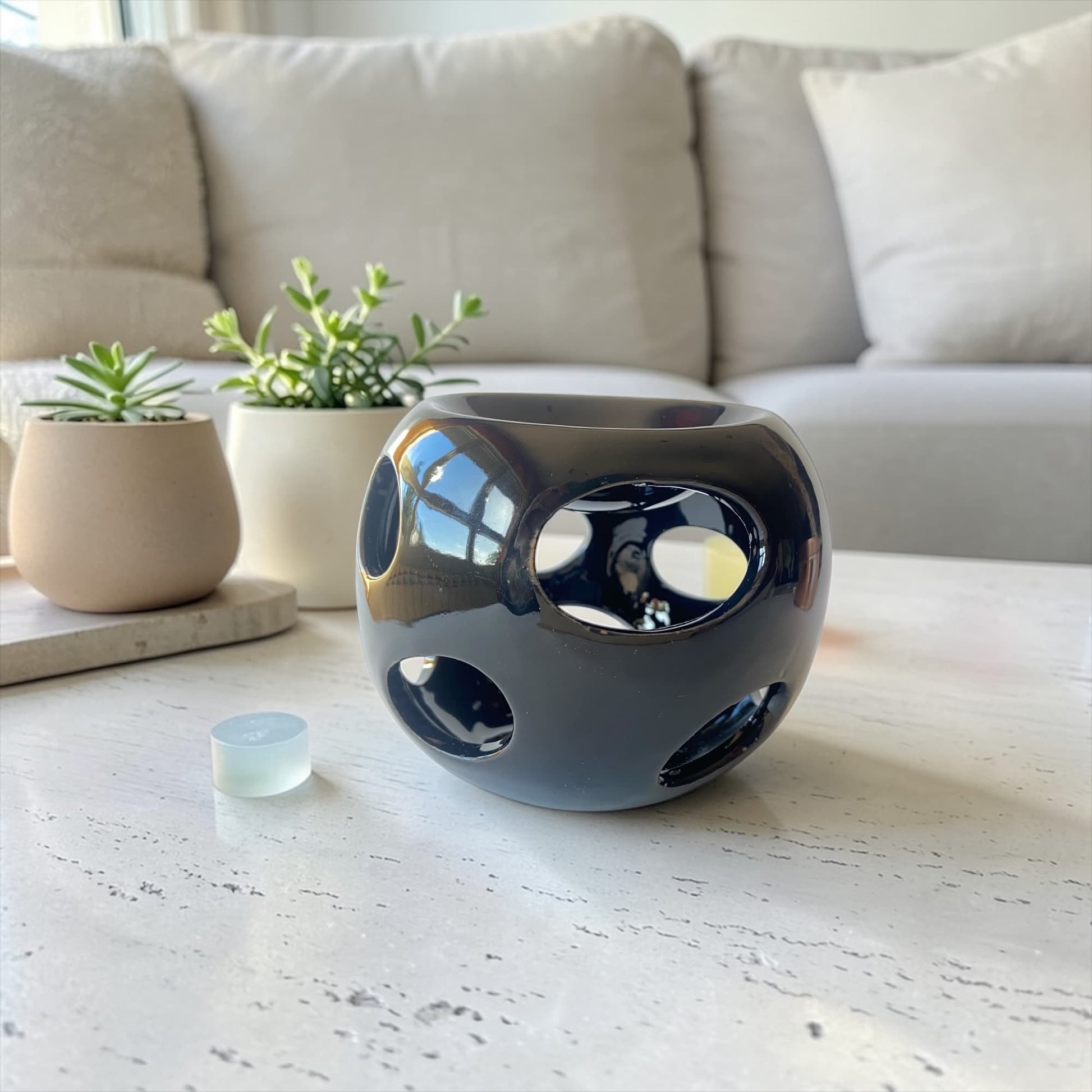 Quemador de cera para wax melts Ébano decorando un salón