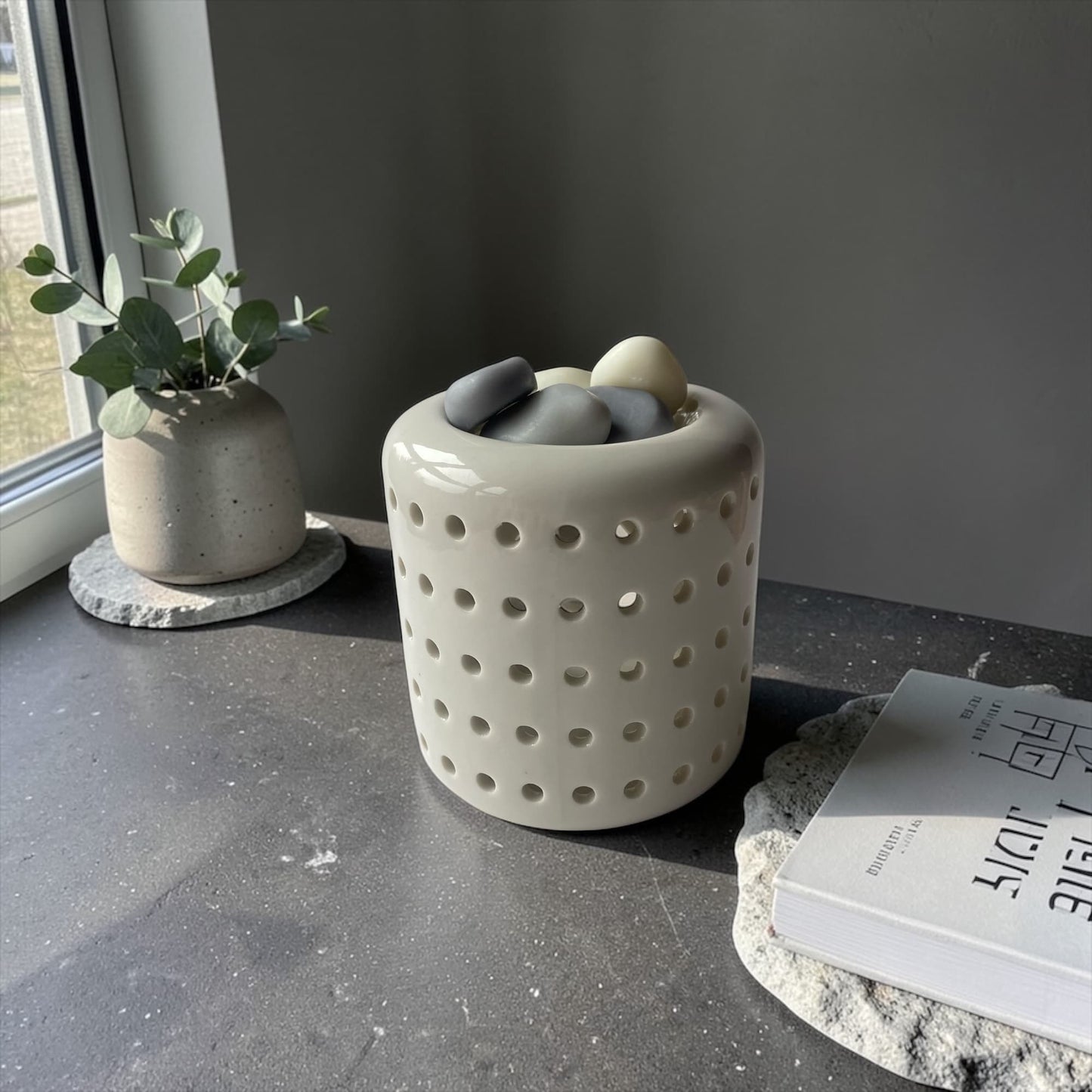 Quemador de ceras aromáticas Vesta decorando un espacio del hogar