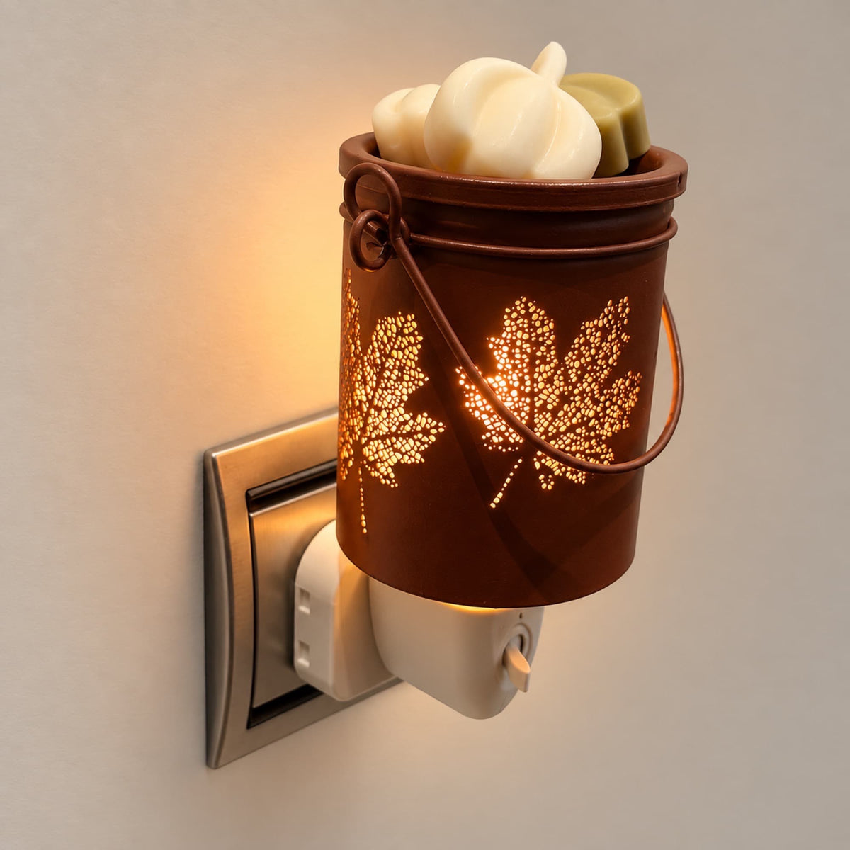 Quemador eléctrico enchufa le para wax melts Hazel de metal marrón con hojas, encendido