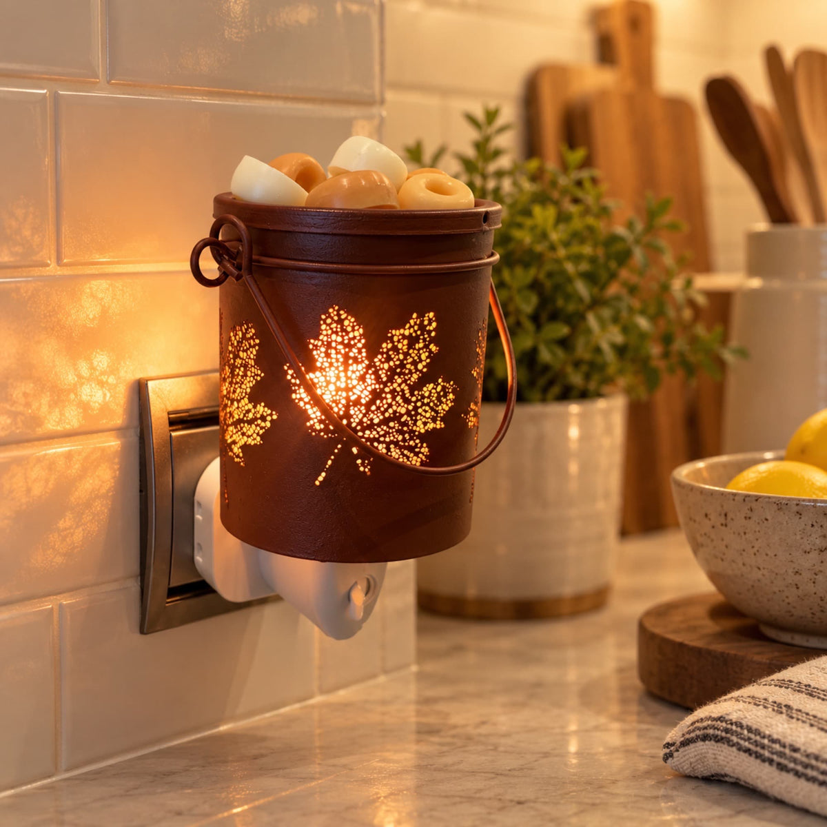 Quemador eléctrico para wax melts Hazel encendido decorando una cocina