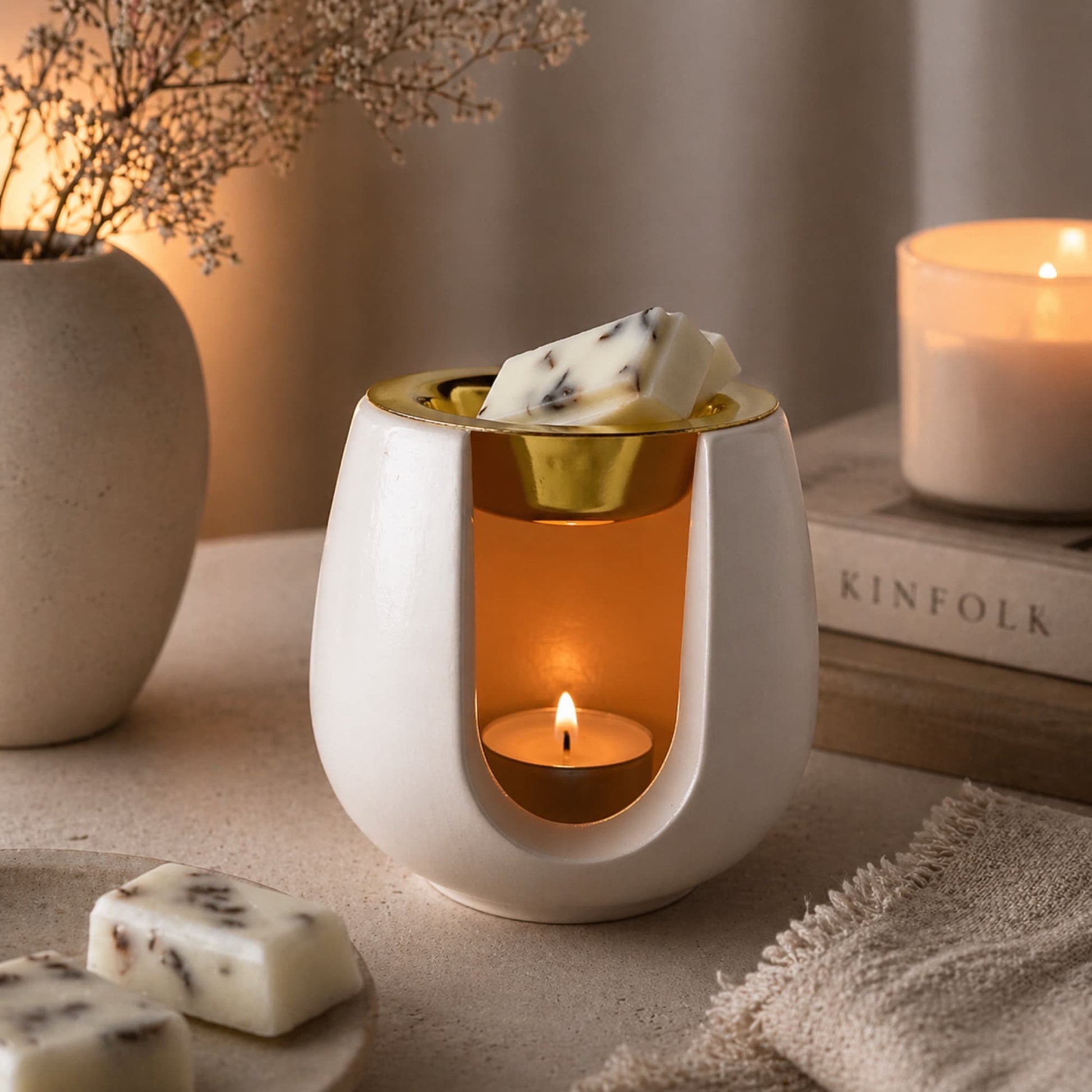 quemador Tiara oro con vela de té encendida en ambiente decorativo Ayre