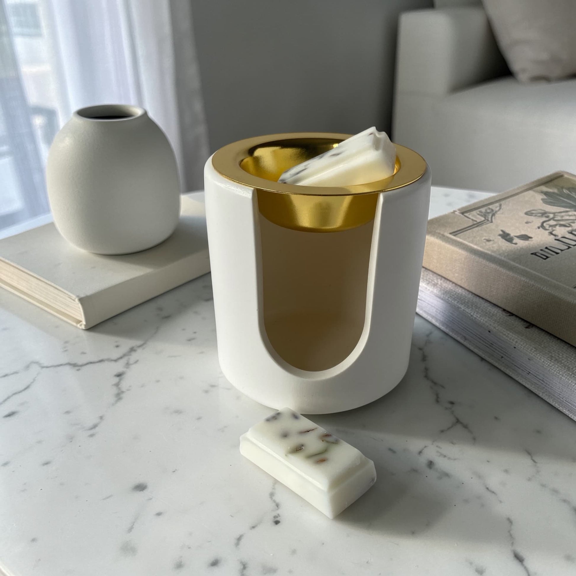 quemador de ceras aromáticas Aura con platillo dorado y wax melts