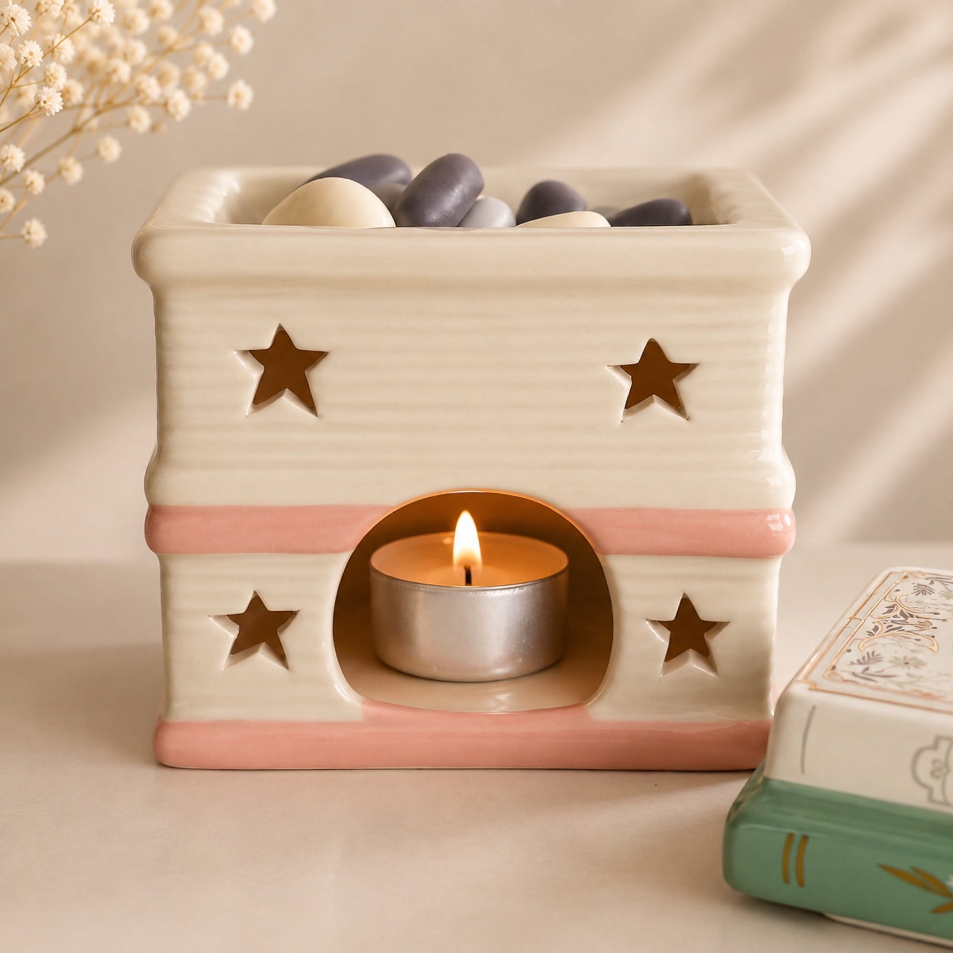 Quemador para wax melts Érase una vez con diseño de libros y vela de té encendida de Ayre
