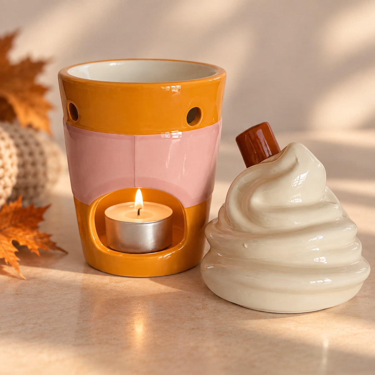 Quemador de wax melts Pumpkin Spice Latte abierto con vela de té encendida