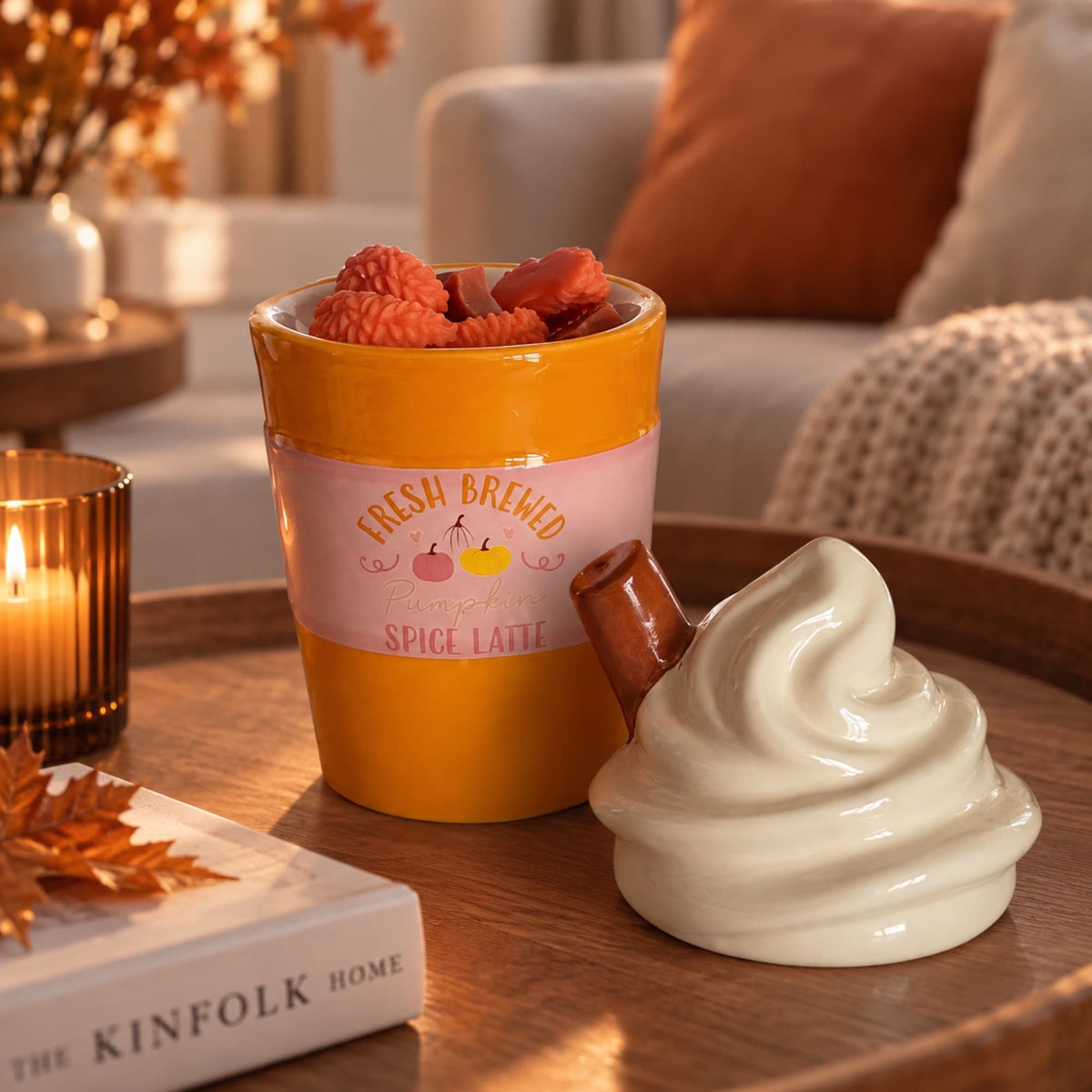 Quemador de wax melts Pumpkin Spice Latte con ceras aromáticas en ambiente otoñal