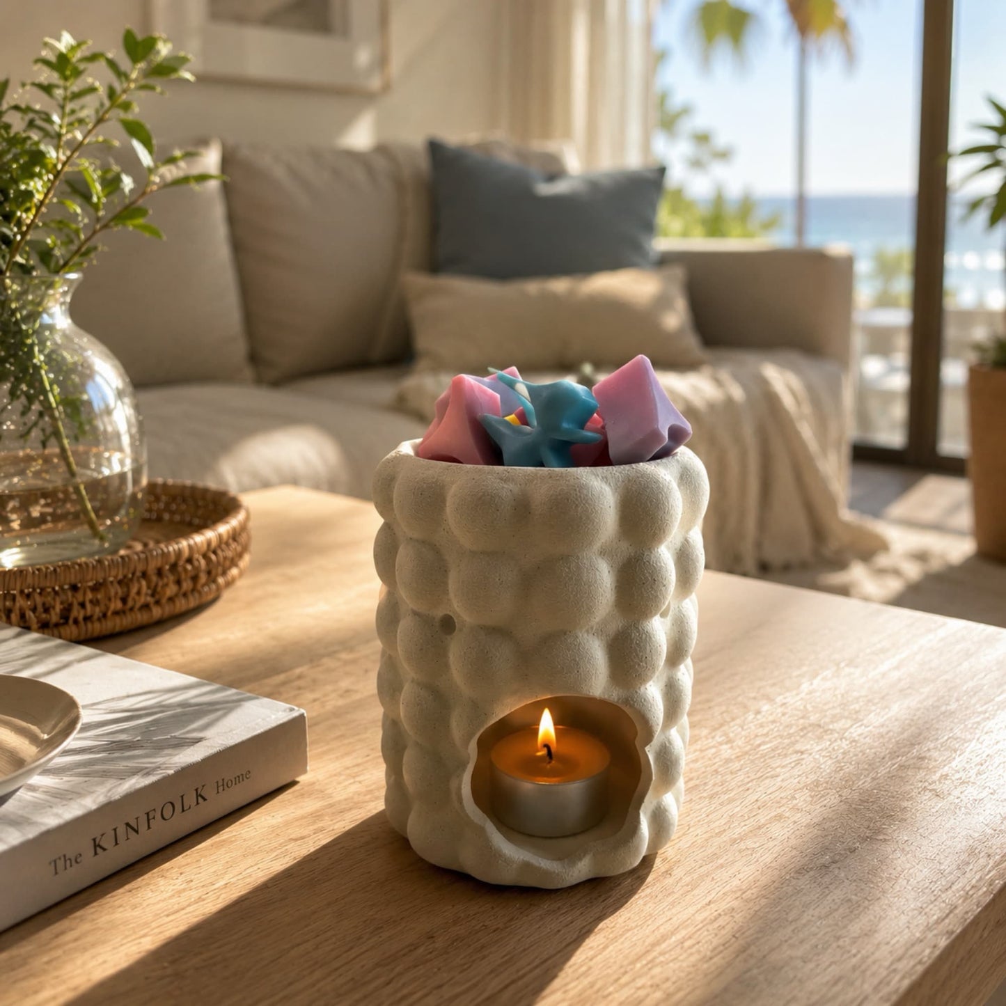 Quemador con wax melts de soja Crema Solar de Ayre encendido.
