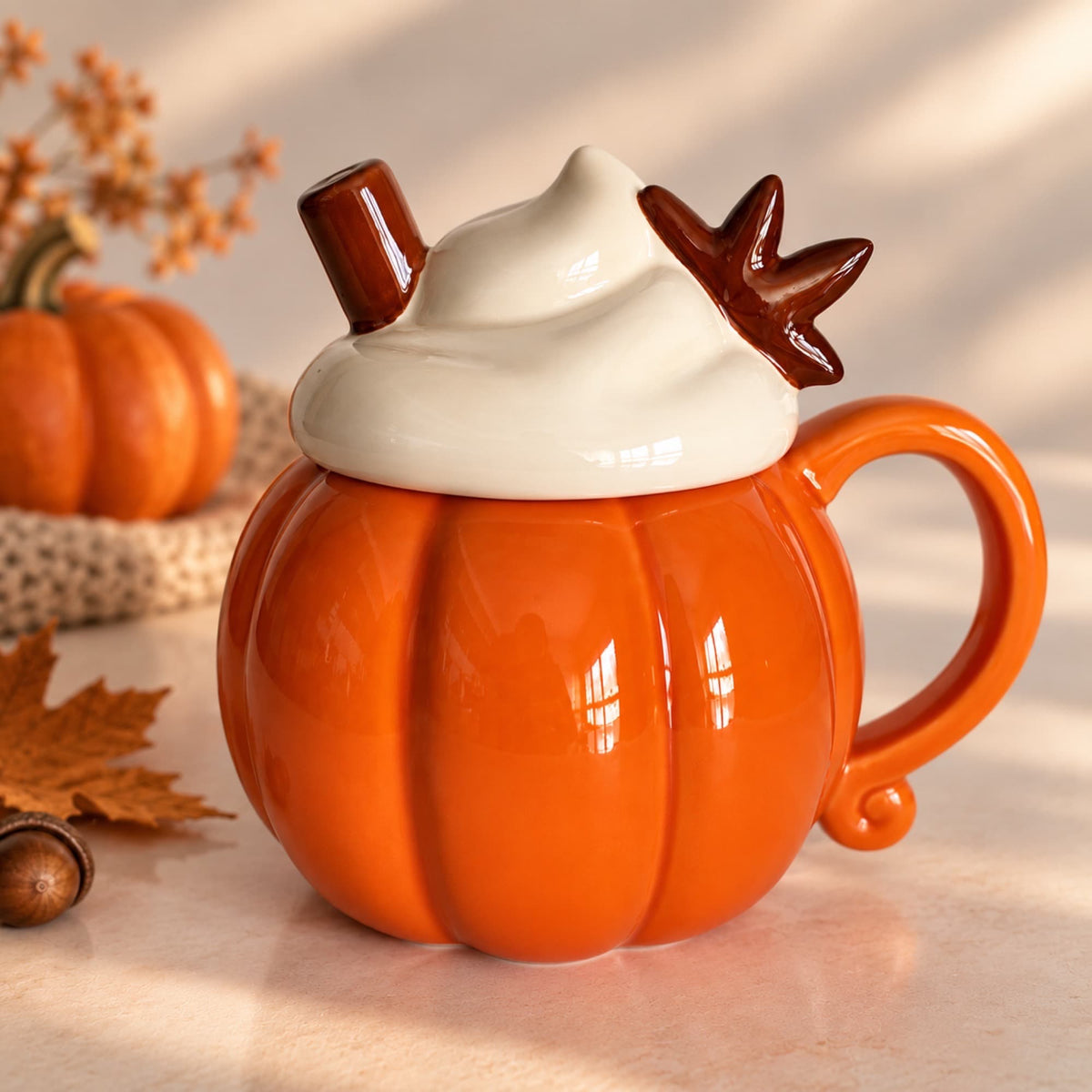 Quemador de wax melts de cerámica naranja con forma de taza calabaza y tapa, Ayre