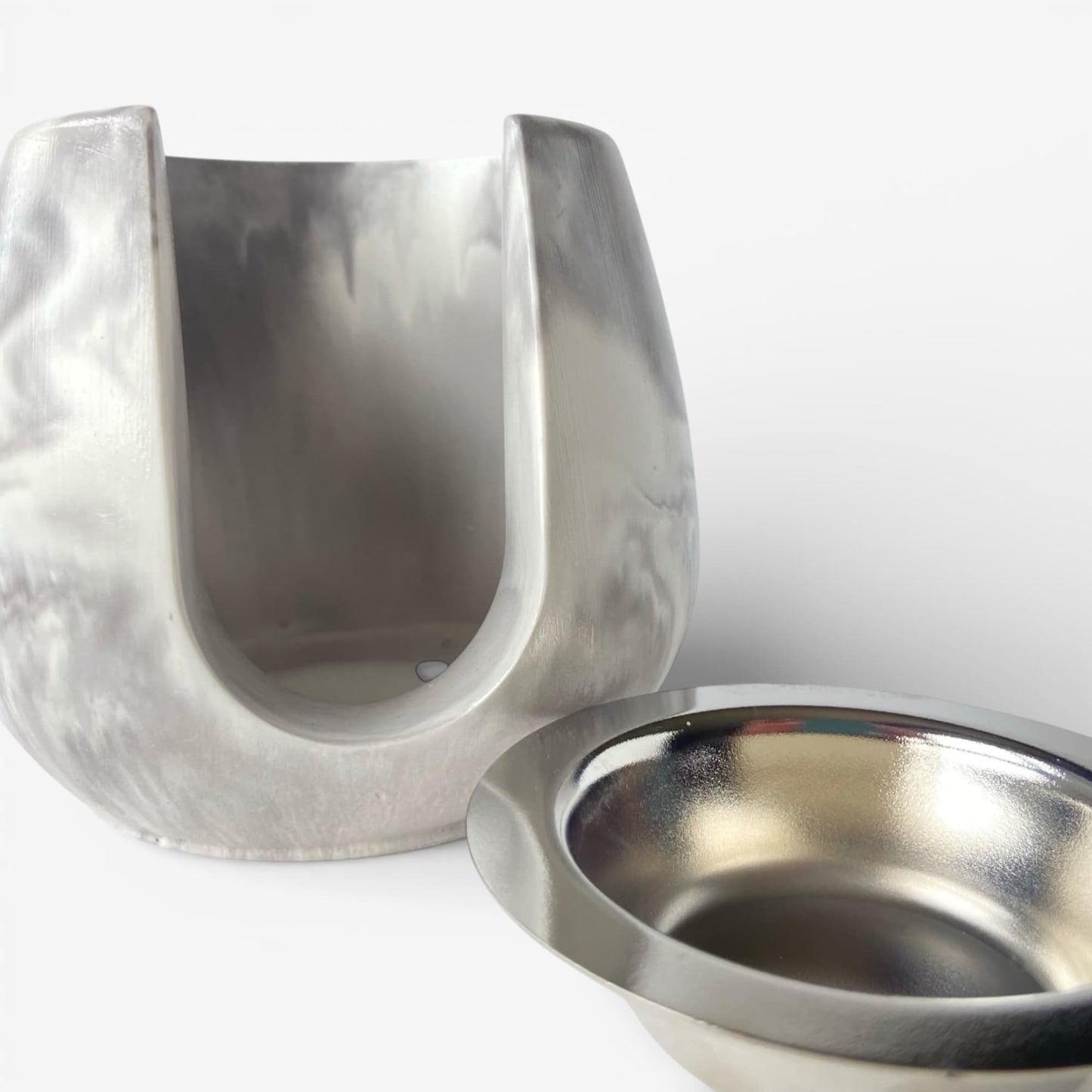 quemador de ceras aromáticas Tiara efecto mármol gris con platillo metálico para wax melts