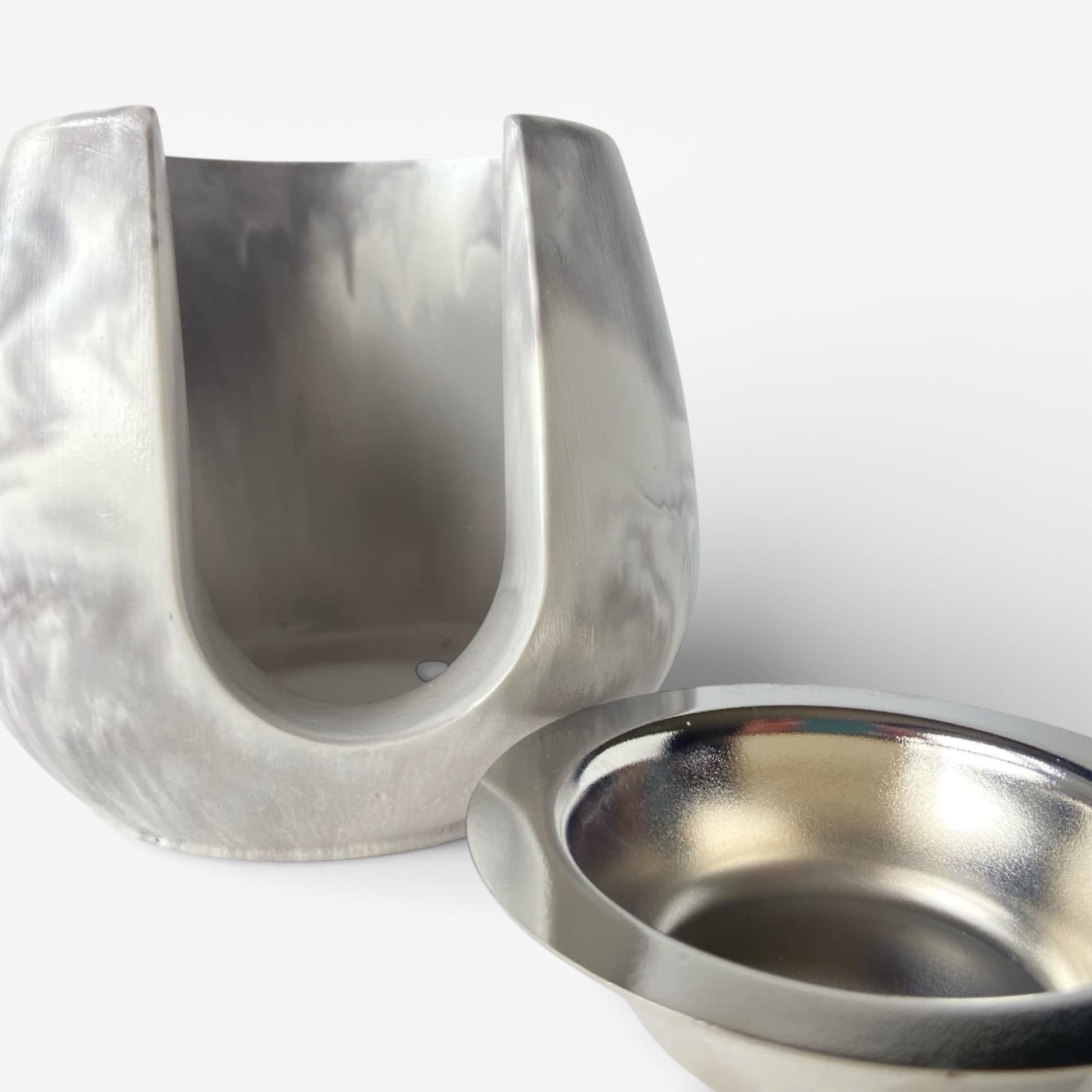 quemador de ceras aromáticas Tiara efecto mármol gris con platillo metálico para wax melts