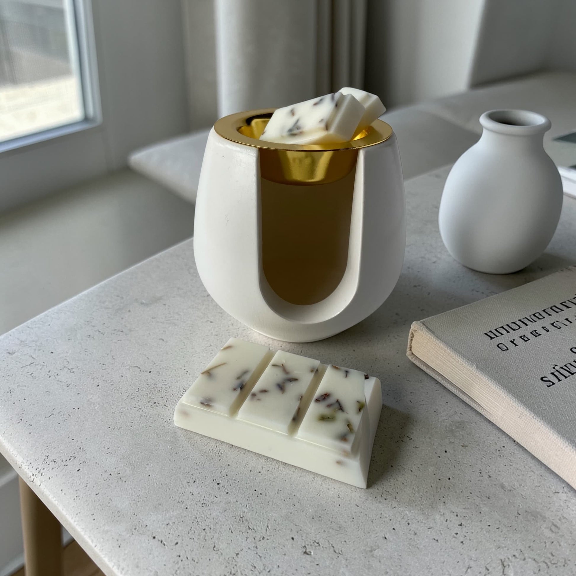 quemador de ceras aromáticas Tiara con platillo dorado y wax melts