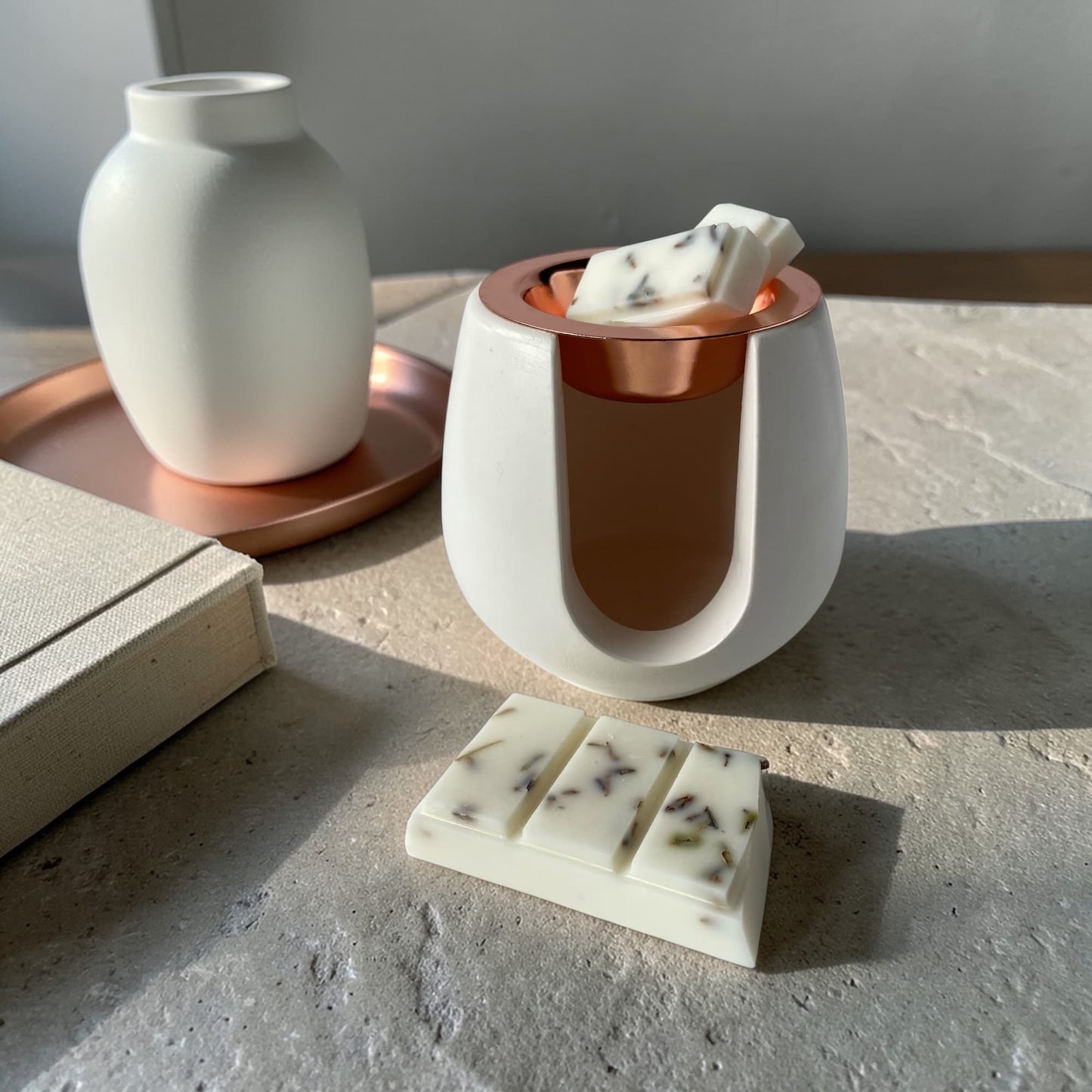 quemador de ceras aromáticas Tiara con platillo oro rosa y wax melts