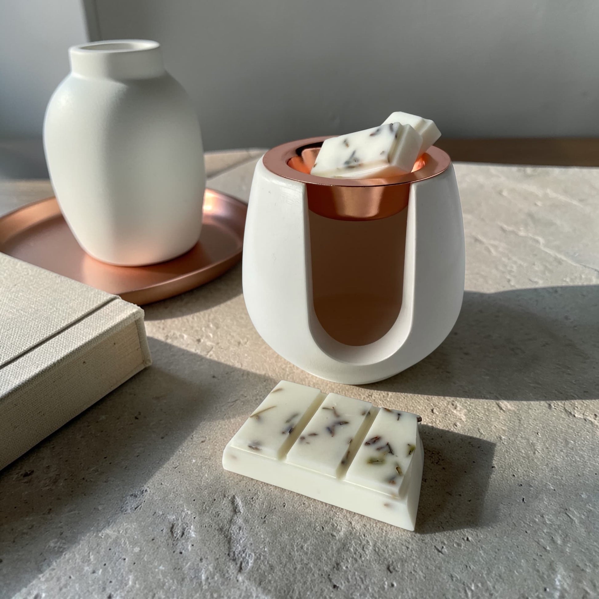 quemador de ceras aromáticas Tiara con platillo oro rosa y wax melts