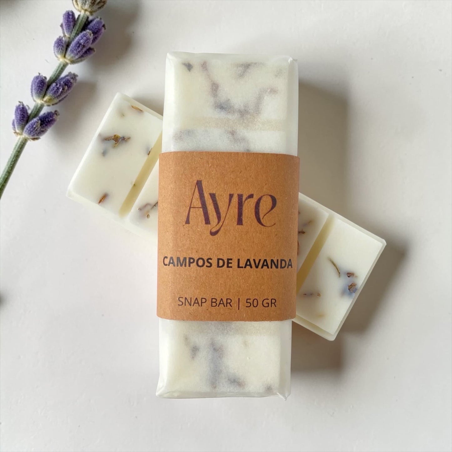 Snap bar de cera de soja Ayre aroma campos de lavanda, ambientador aromático con flores de lavanda sobre fondo neutro