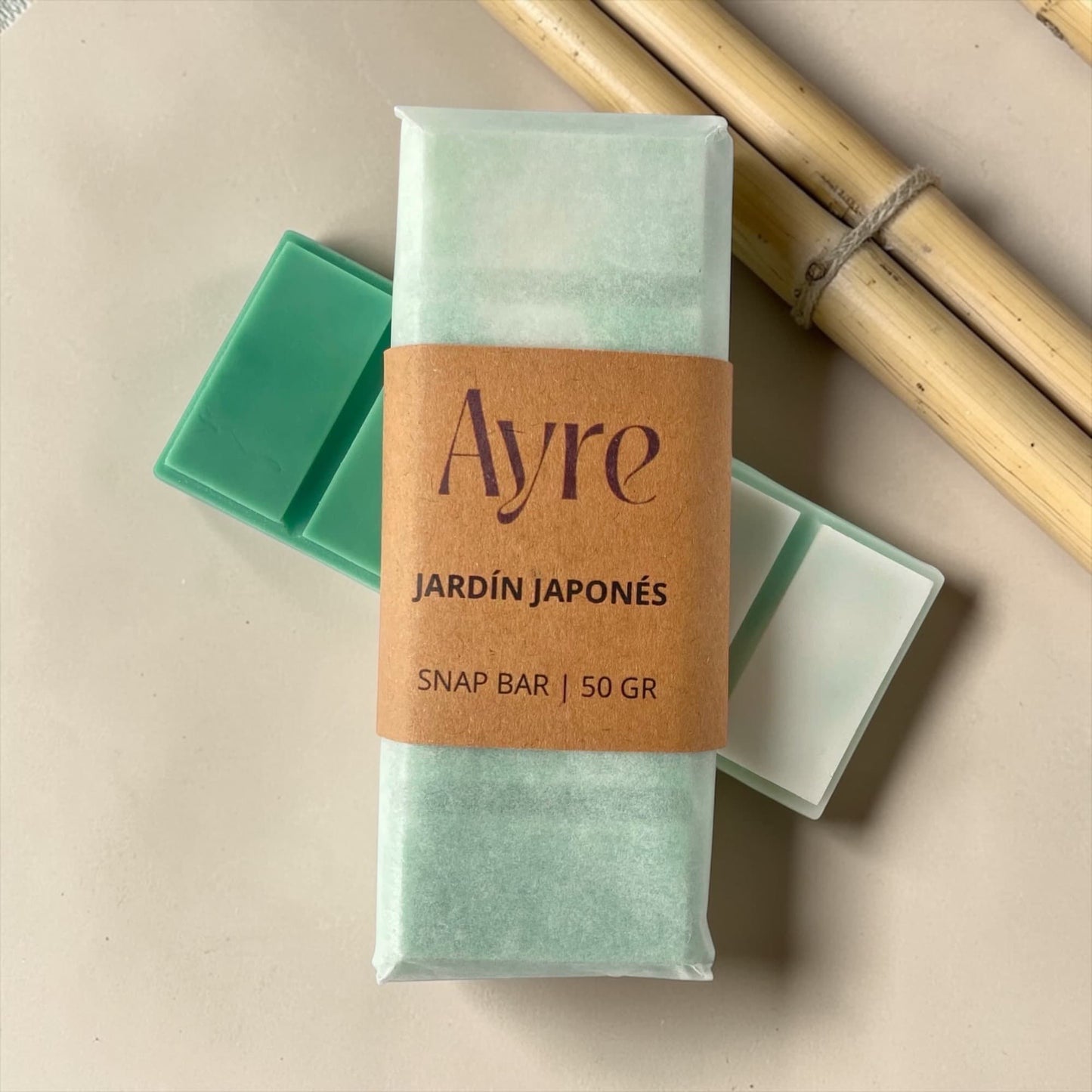 Snap bar de cera de soja Ayre aroma jardín japonés, ambientador aromático con tonos verdes y elementos zen sobre fondo neutro