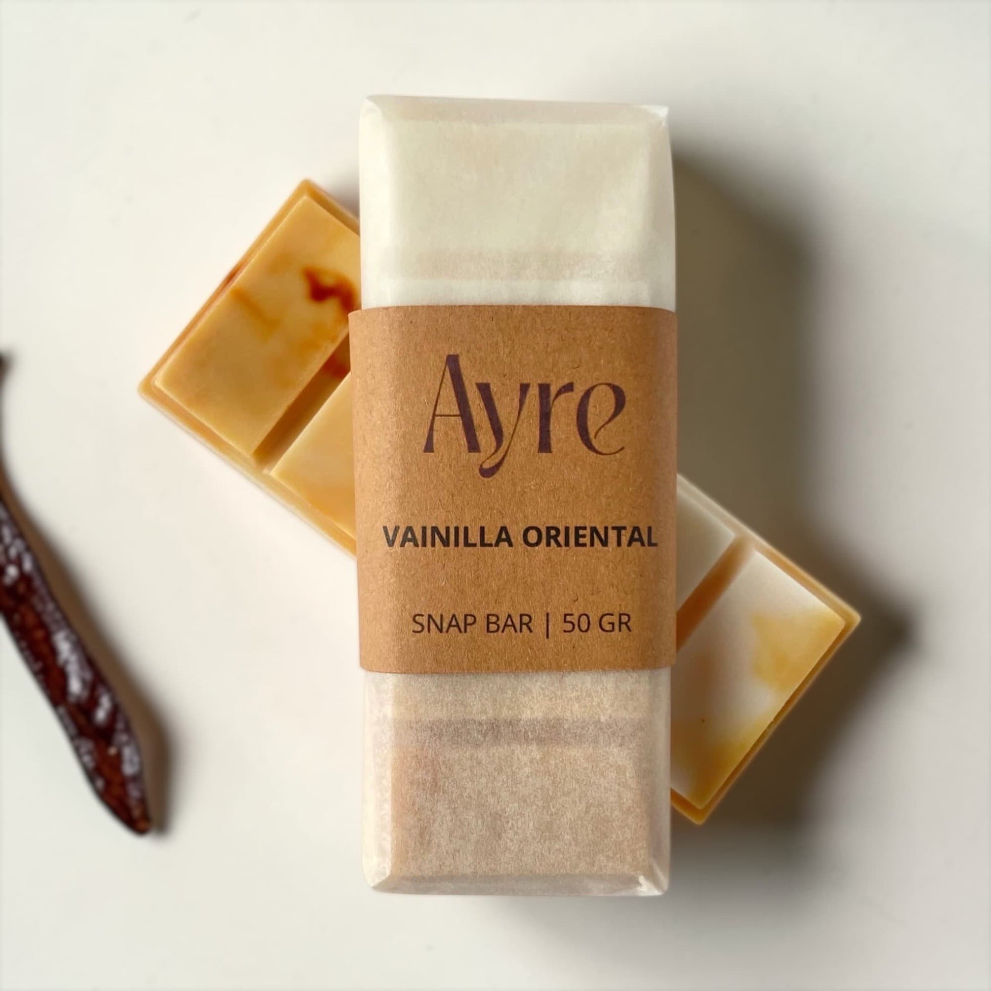 Snap bar de cera de soja Ayre con aroma a vainilla oriental, ambientador aromático con trozos visibles sobre fondo claro minimalista