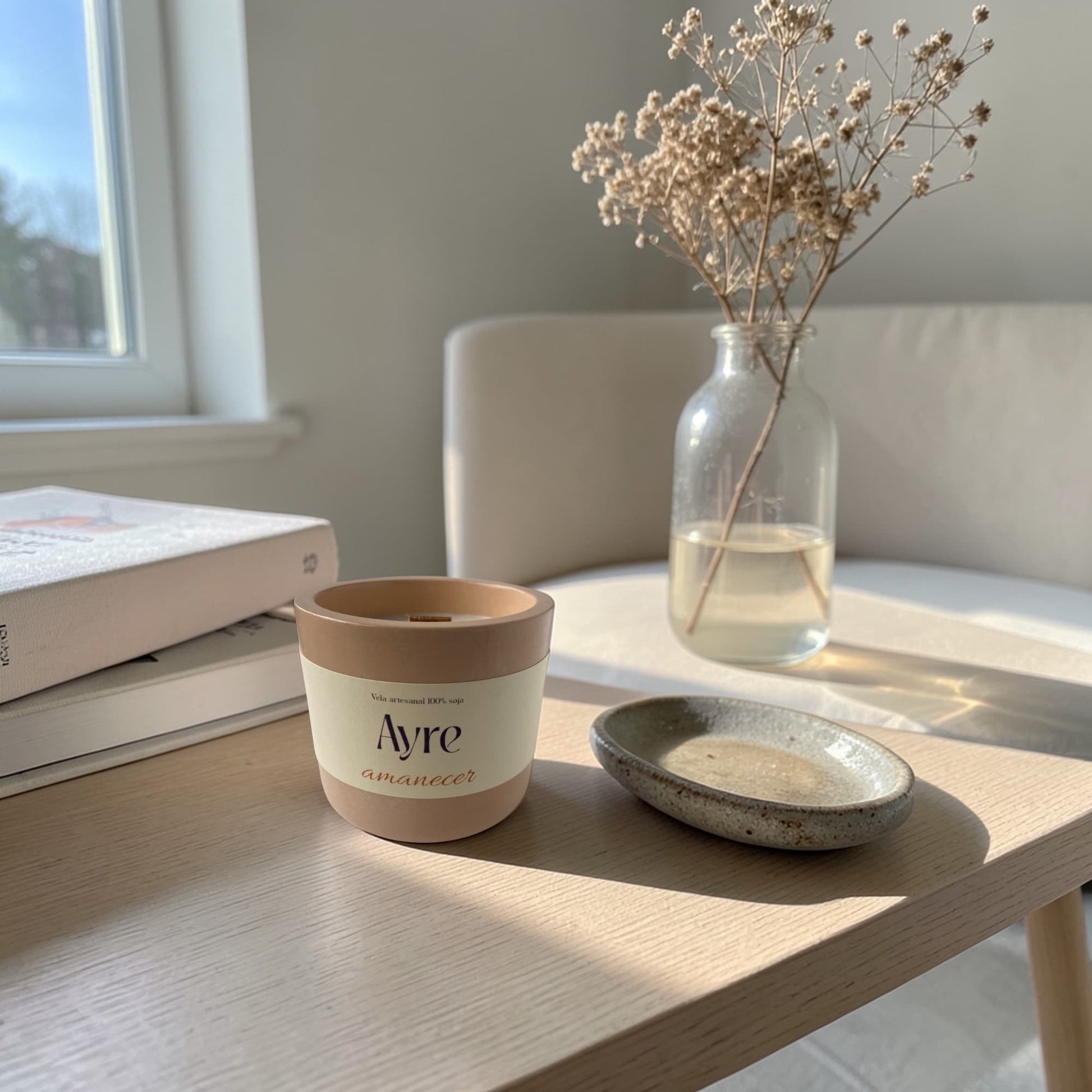 vela de soja Amanecer Ayre en mesa con decoración minimalista
