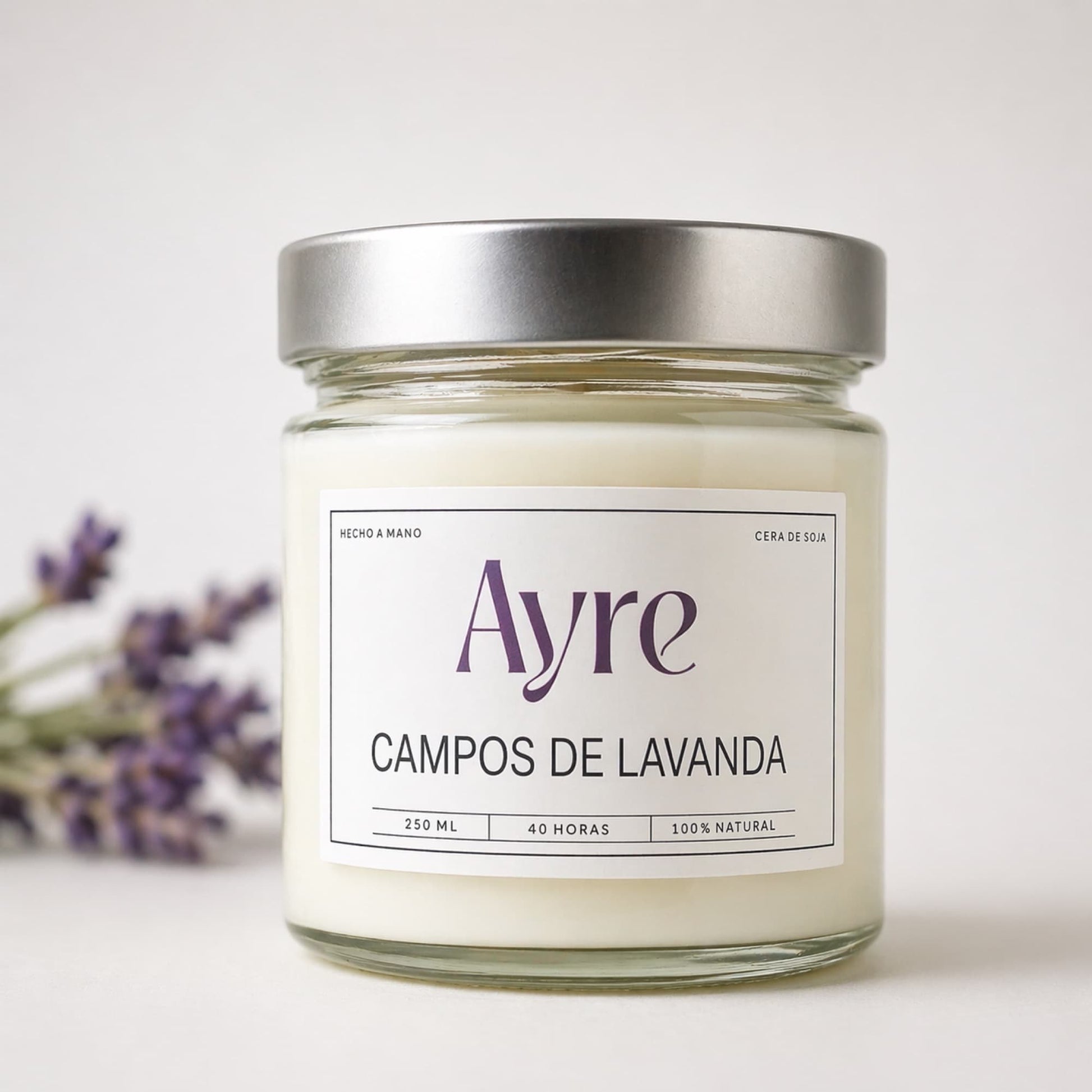Vela aromática de soja Campos de Lavanda Ayre con aroma relajante a lavanda natural