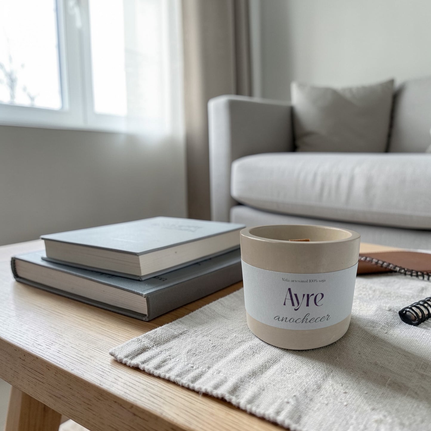 Vela aromática de soja Anochecer decorando salón