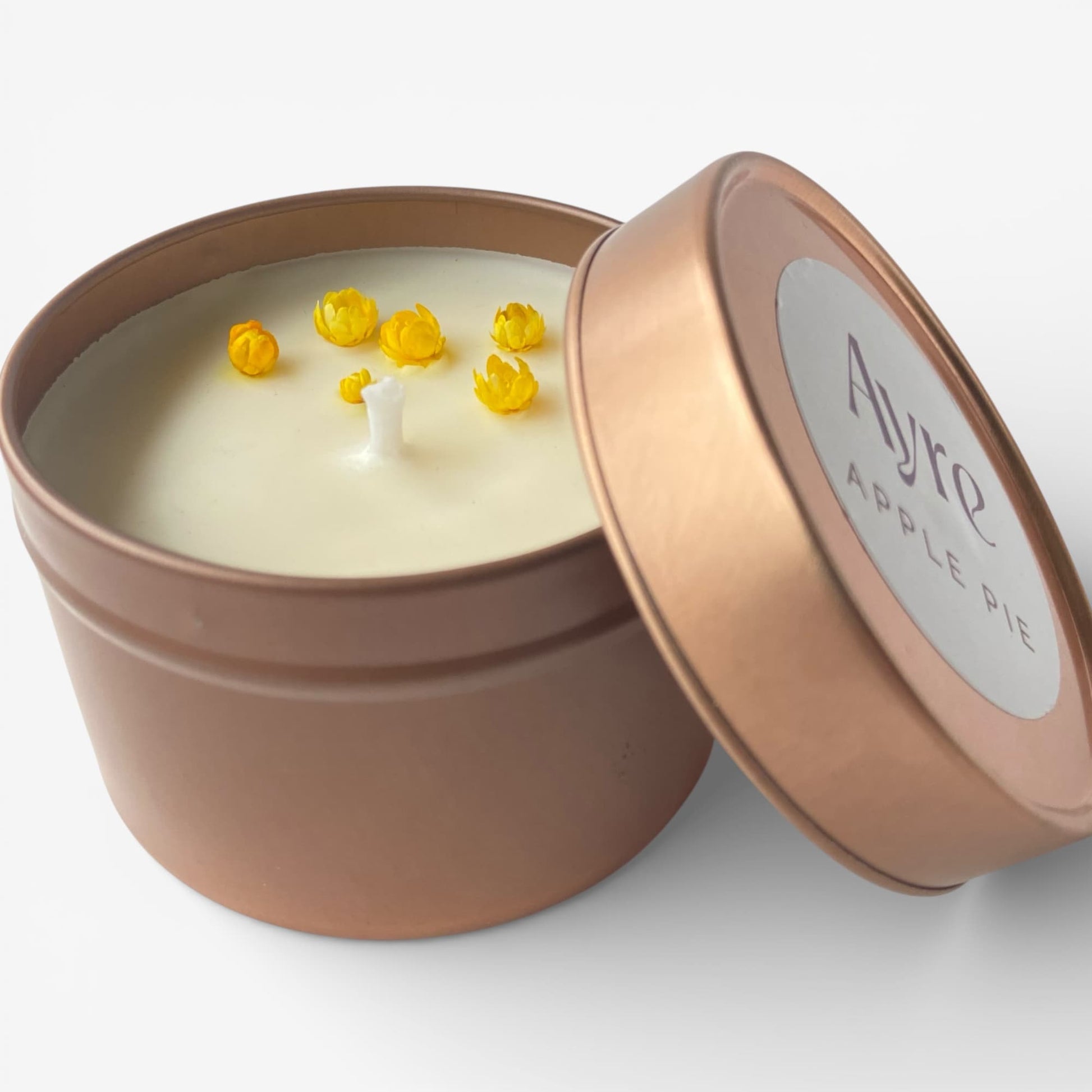 Vela aromática de soja Apple Pie Ayre abierta en lata metálica.