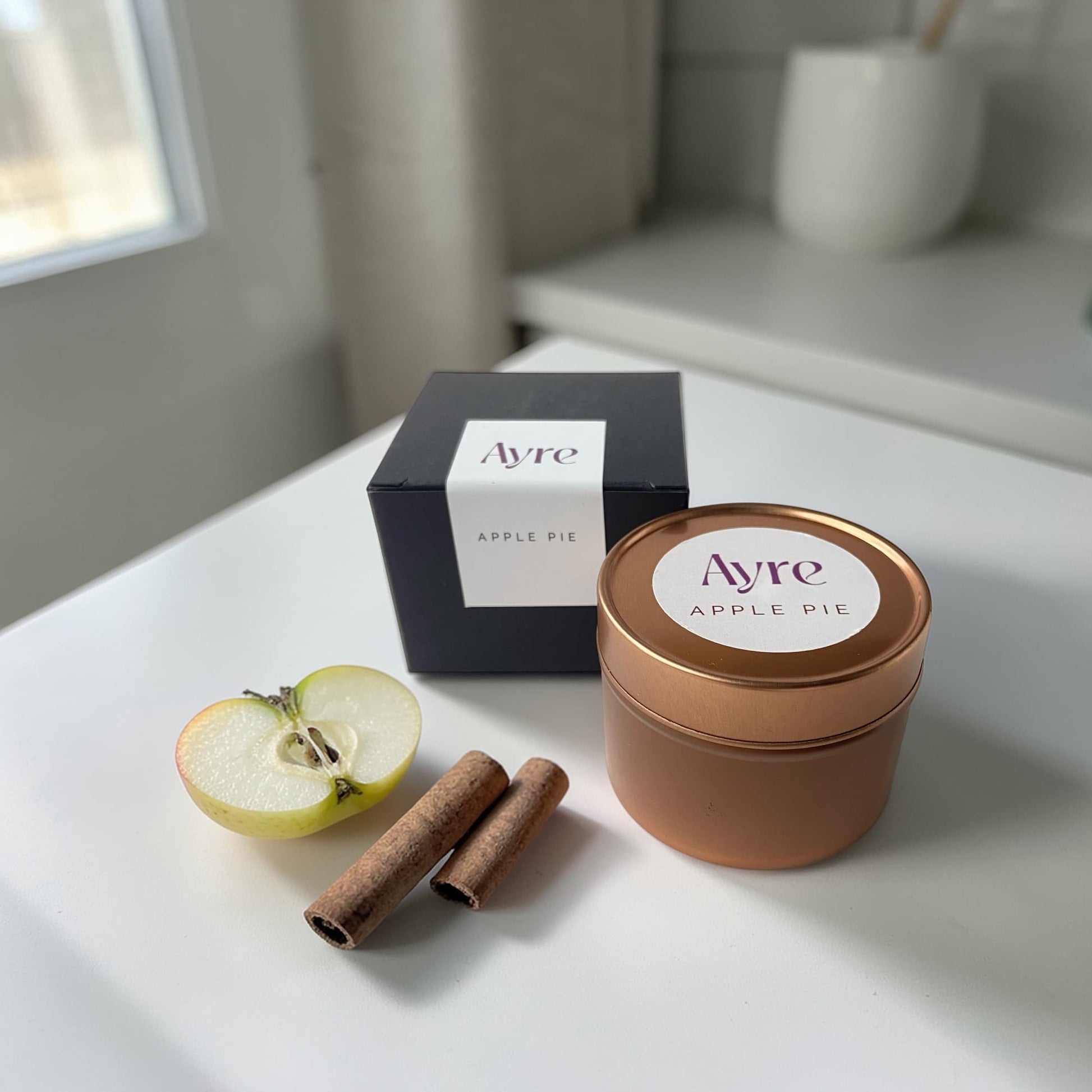 Vela aromática de soja Apple Pie Ayre en ambiente decorativo con aroma dulce de tarta de manzana.