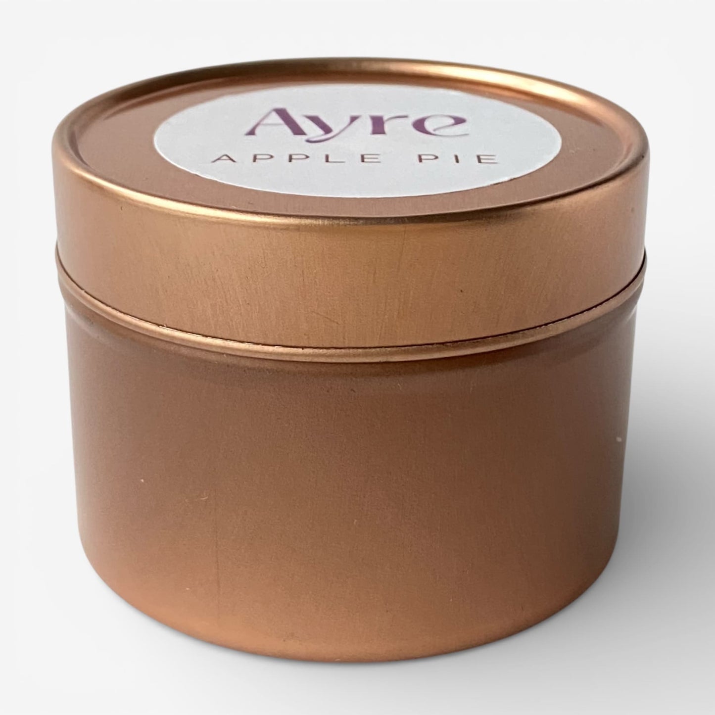 Vela aromática de soja Apple Pie Ayre en lata metálica con fragancia dulce de manzana y vainilla.