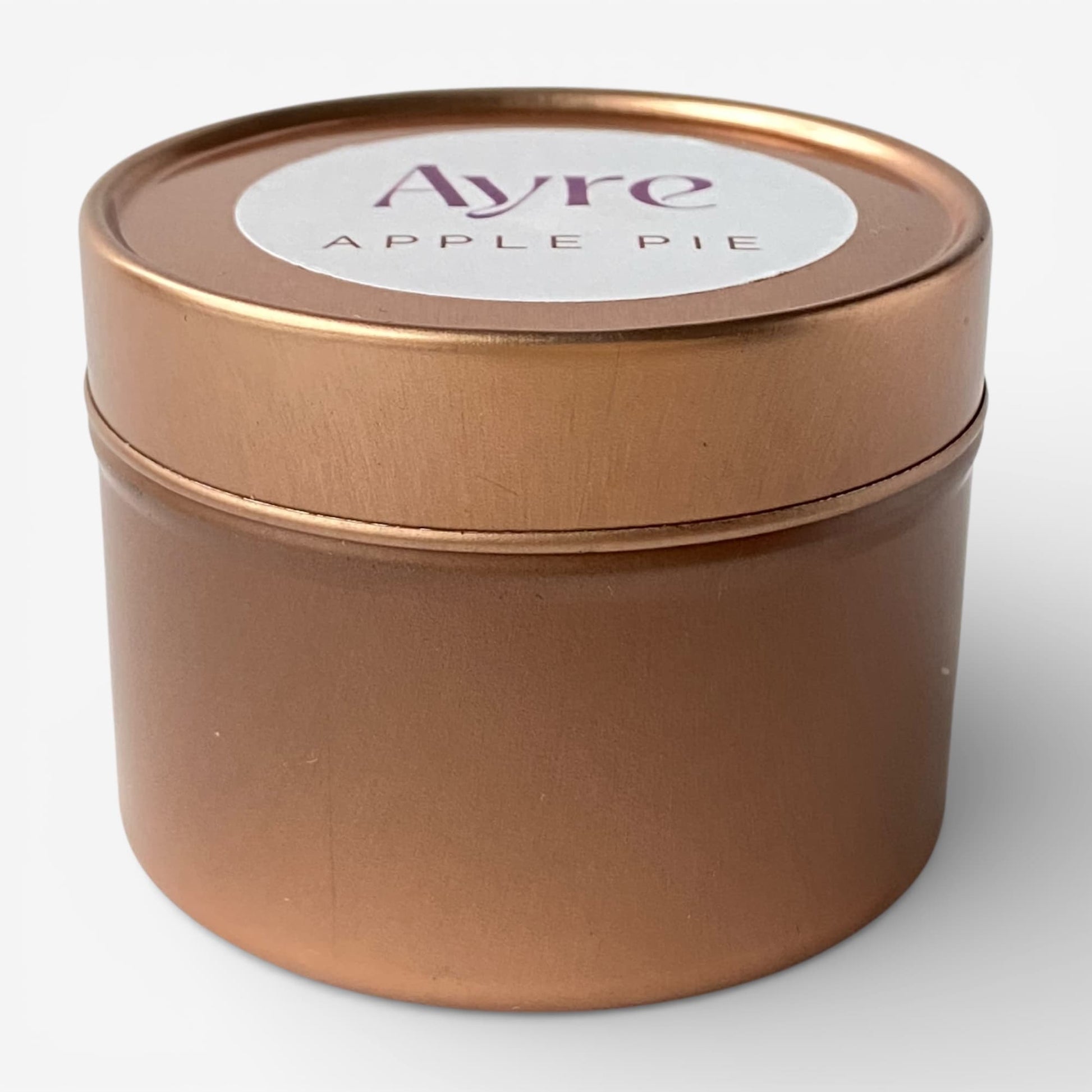 Vela aromática de soja Apple Pie Ayre en lata metálica con fragancia dulce de manzana y vainilla.