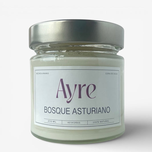 Vela aromática de soja Bosque Asturiano Ayre en frasco de vidrio con tapa metálica y fragancia verde inspirada en el bosque.