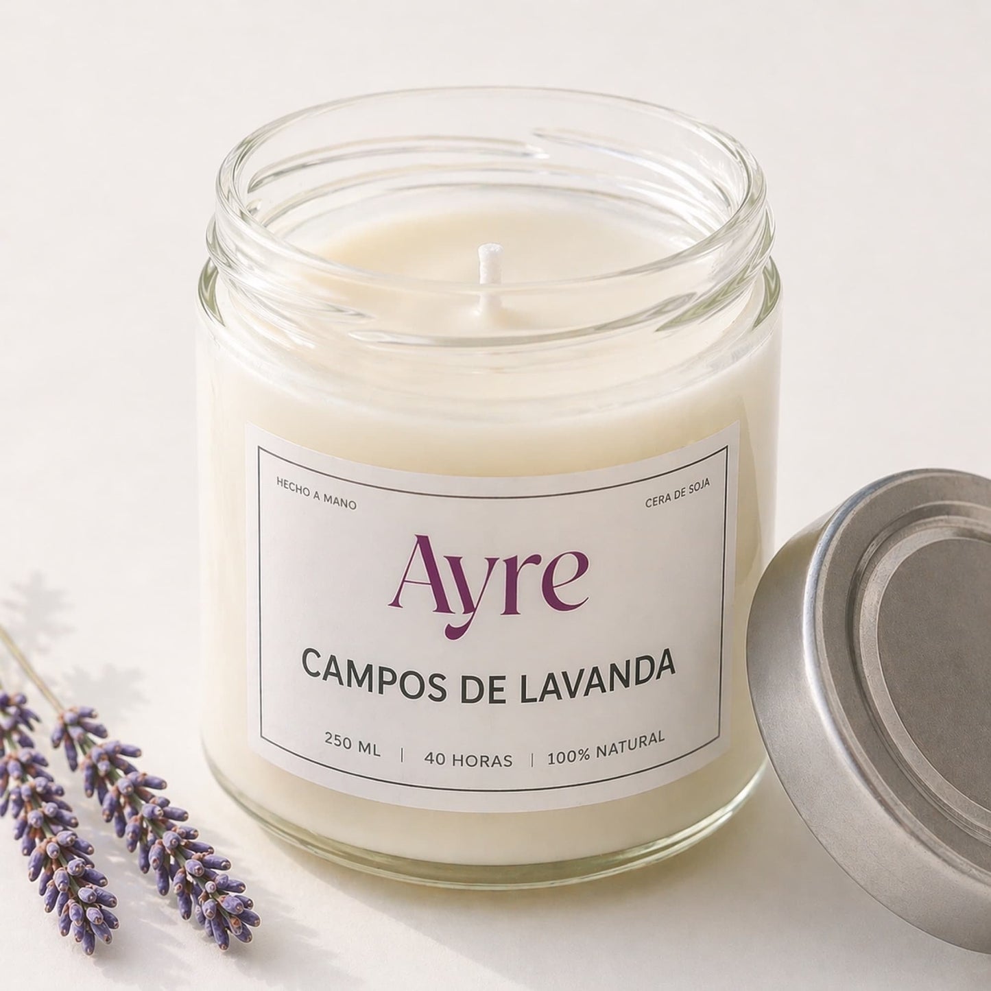Detalle de vela aromática de soja Campos de Lavanda Ayre con mecha y acabado natural