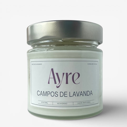 Vela aromática de soja Campos de Lavanda Ayre en frasco de vidrio con tapa metálica y fragancia relajante de lavanda.