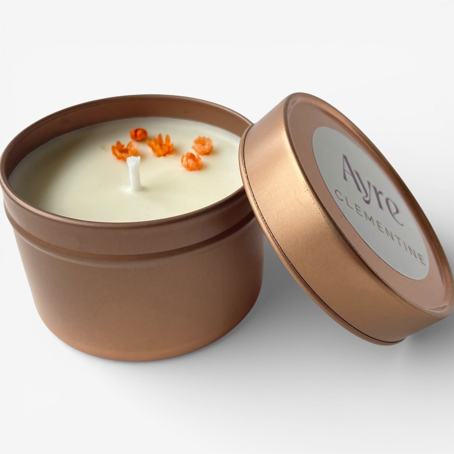 Vela aromática de soja Clementine Ayre abierta en lata metálica.