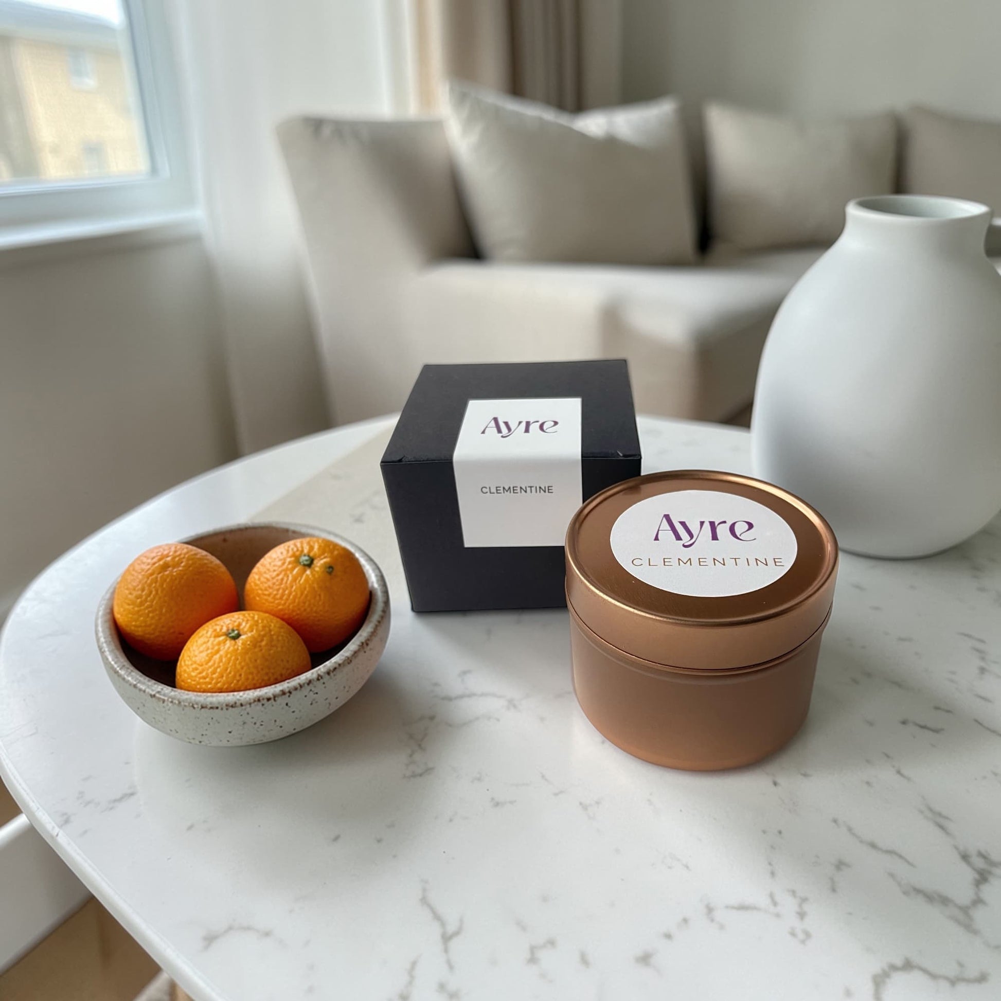 Vela aromática de soja Clementine Ayre en ambiente decorativo.
