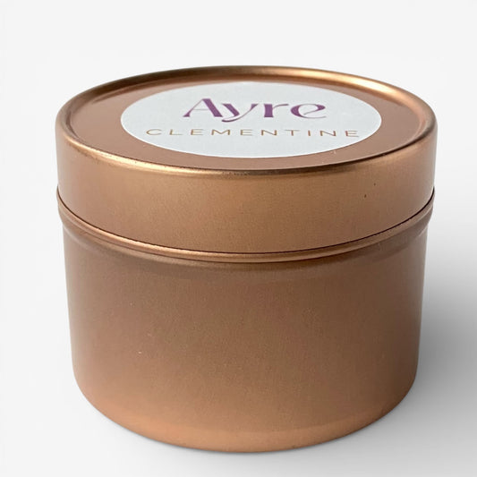 Vela aromática de soja Clementine Ayre en lata metálica.