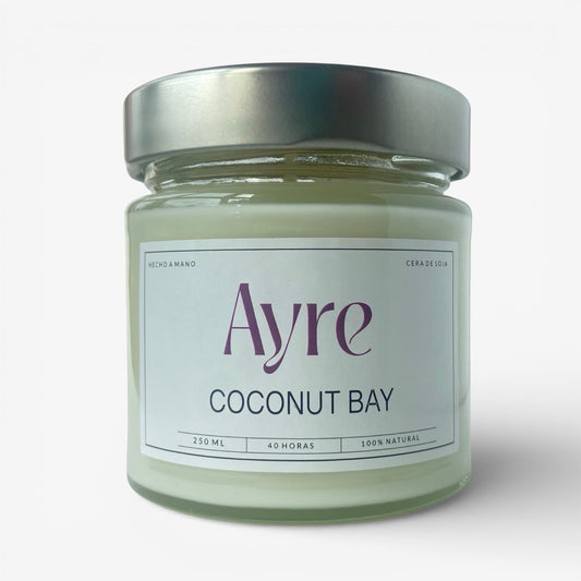 Vela aromática de soja Coconut Bay Ayre en frasco de vidrio con tapa metálica y fragancia tropical de coco.