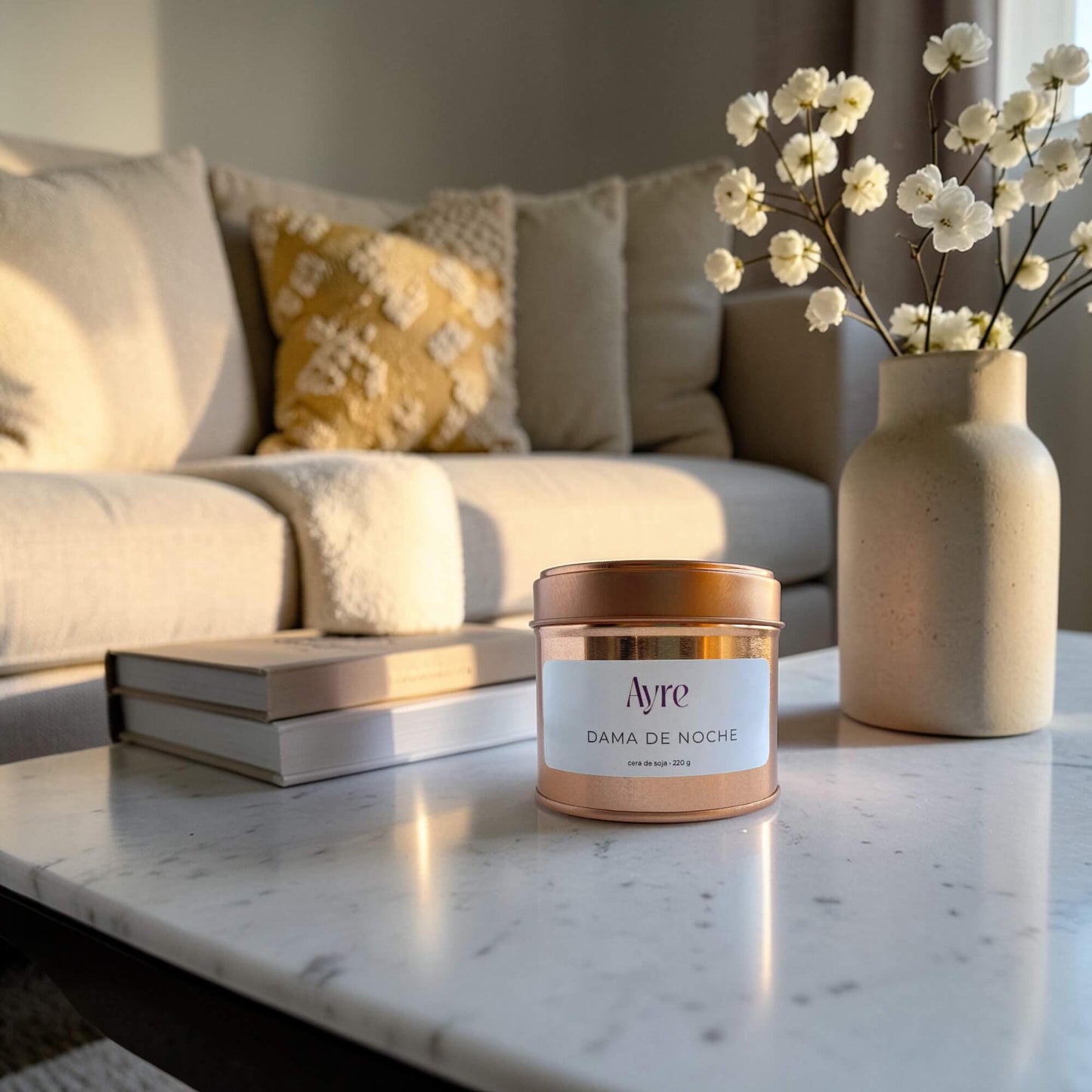 Vela aromática de soja Dama de Noche decorando salón
